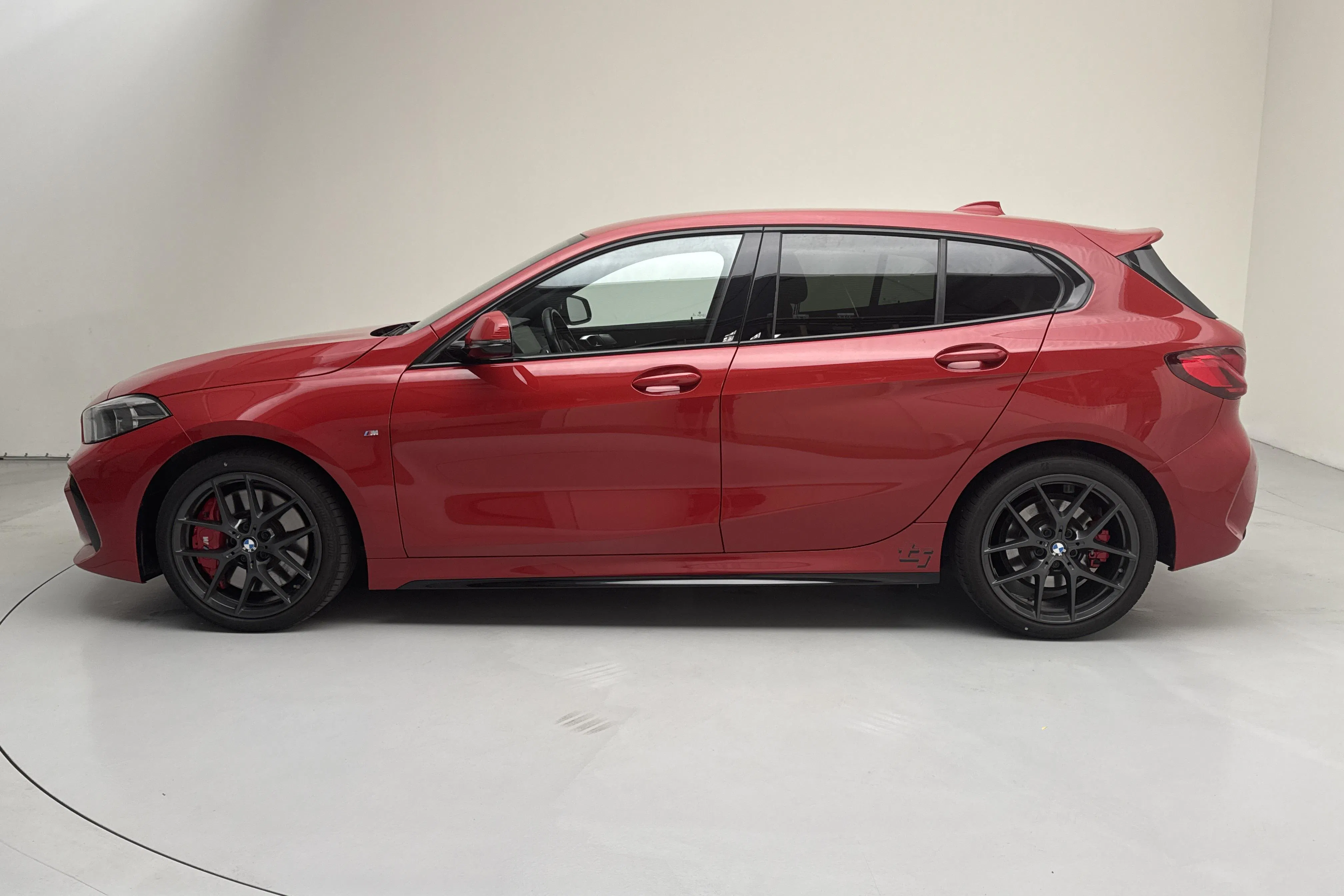 Presentationsfoto 2 av 16: BMW 128ti 5dr, F40 (265hk) - 4 969 mil - Automat - röd - 2021