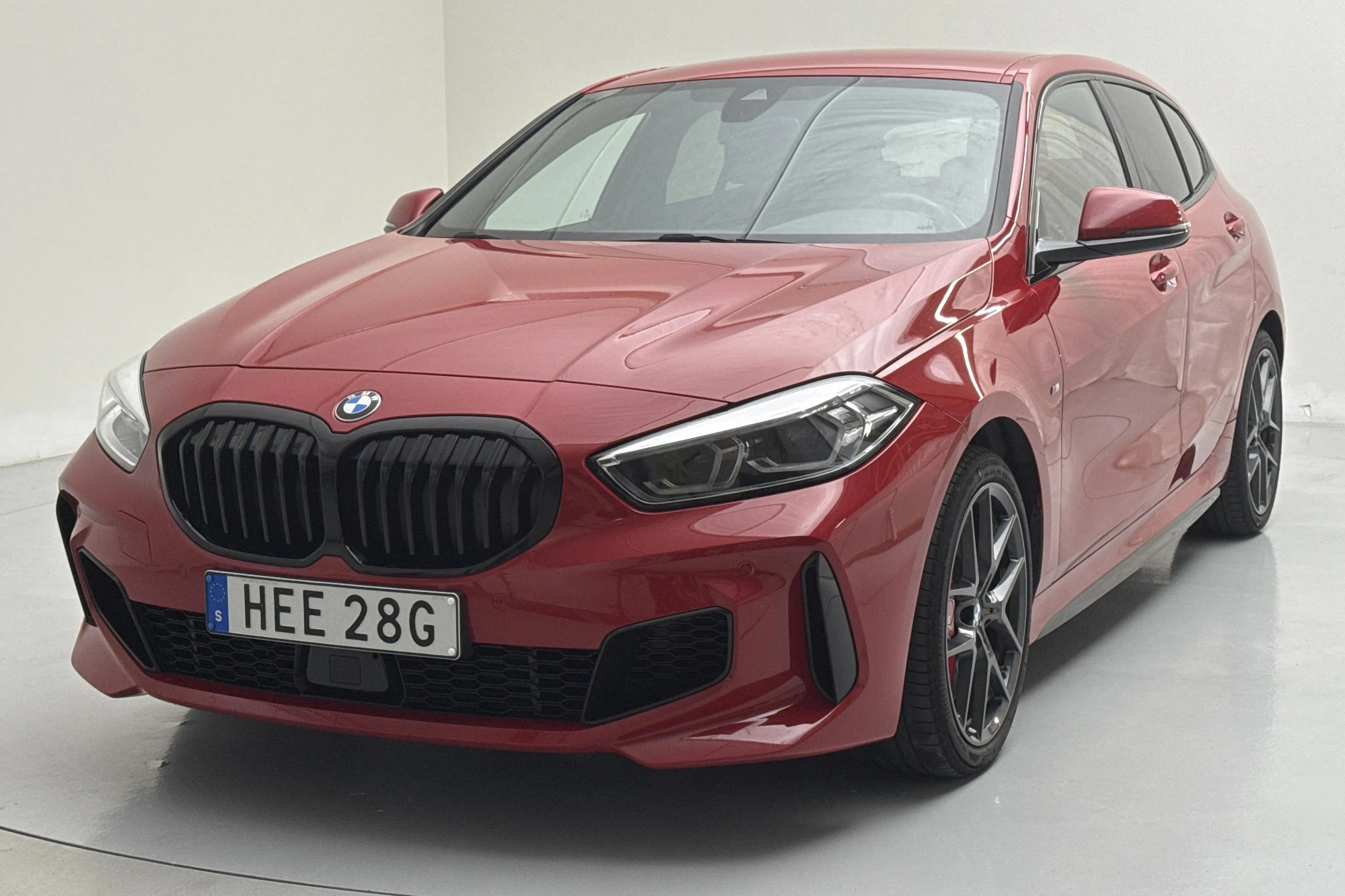 Presentationsfoto 1 av 16: BMW 128ti 5dr, F40 (265hk) - 4 969 mil - Automat - röd - 2021