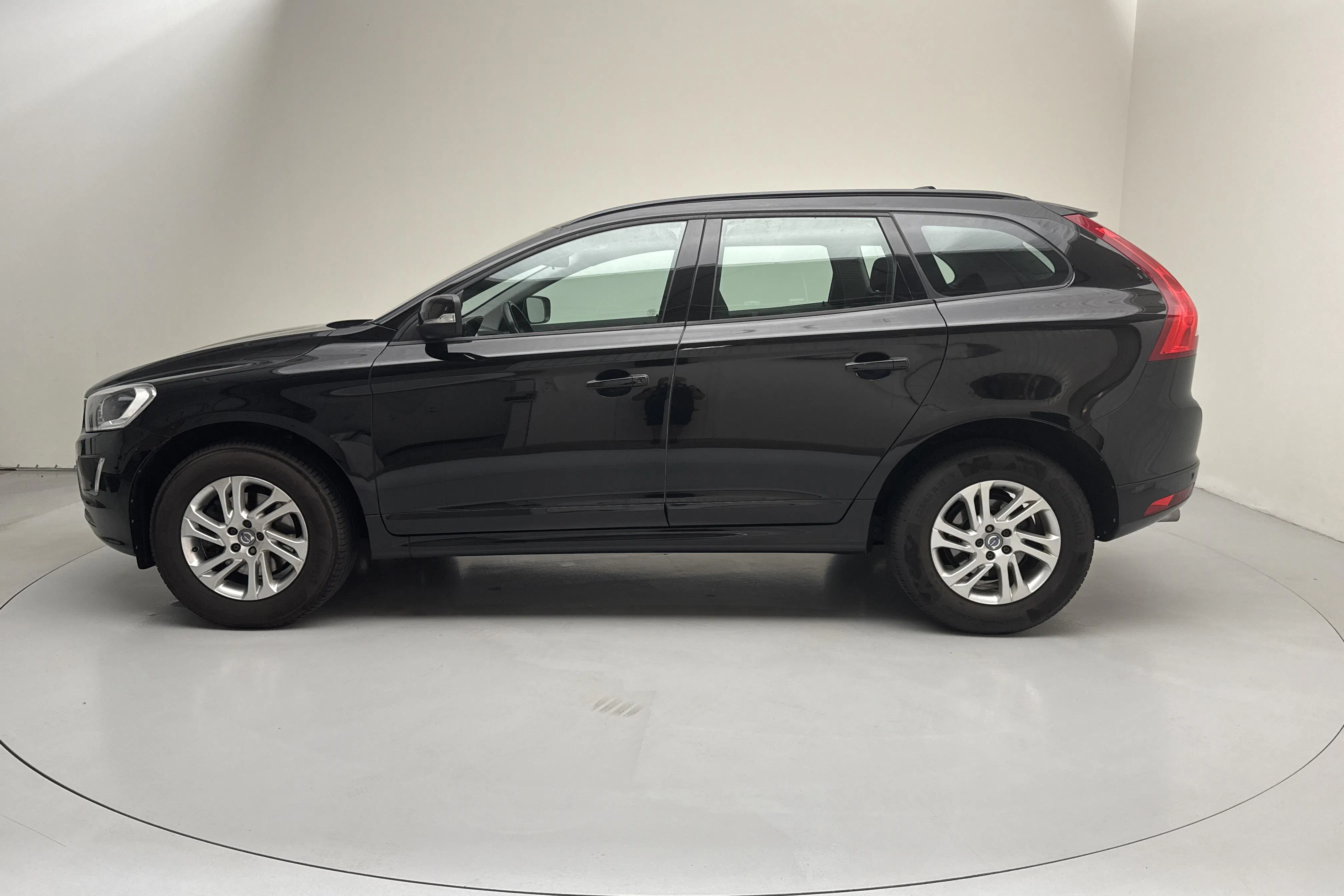 Presentationsfoto 2 av 12: Volvo XC60 D3 2WD (150hk) - 12 582 mil - Automat - svart - 2017