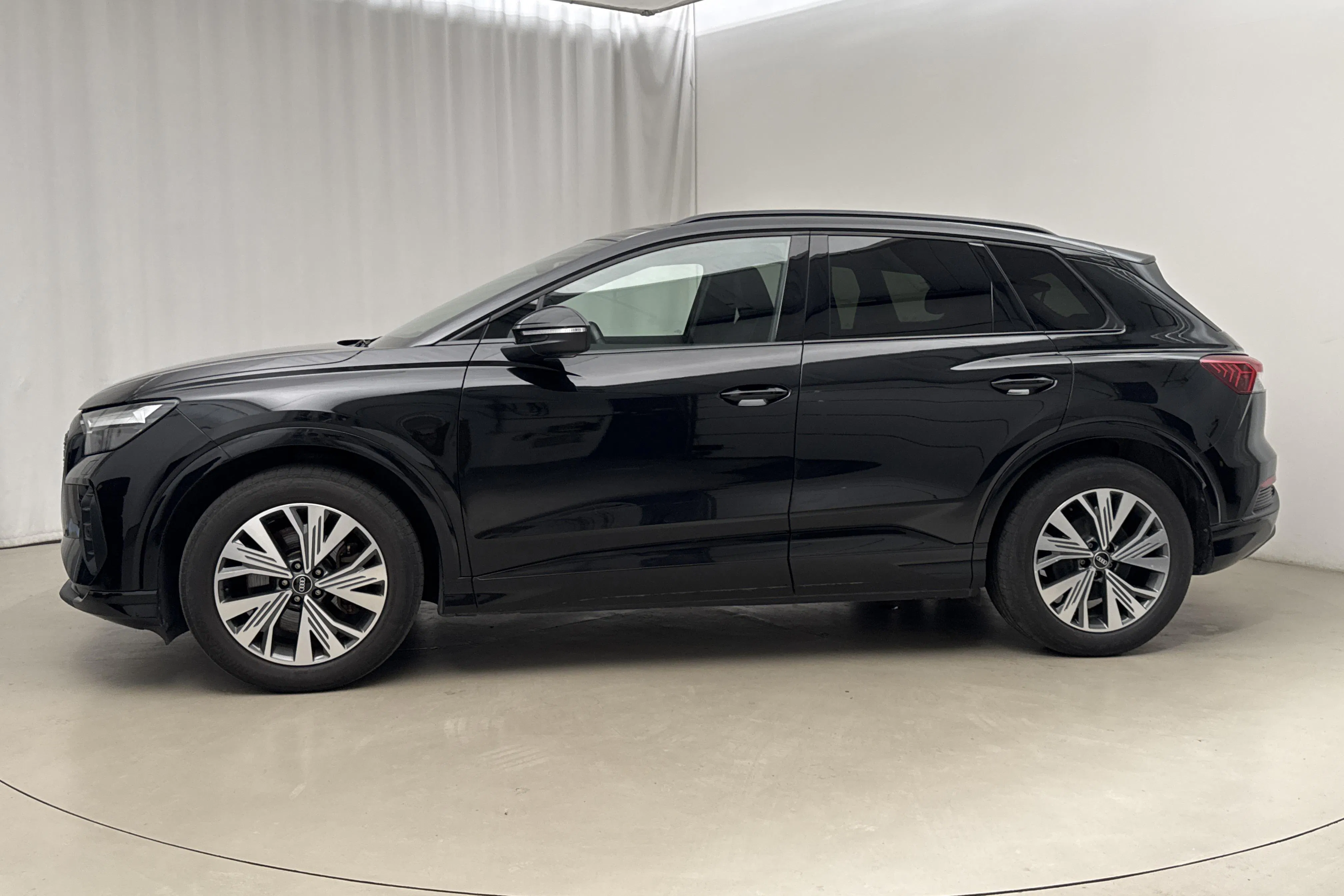Presentation photo 2 of 19: Audi Q4 40 e-tron 77kWh (204hk) - 70 580 km - Automatic - black - 2023