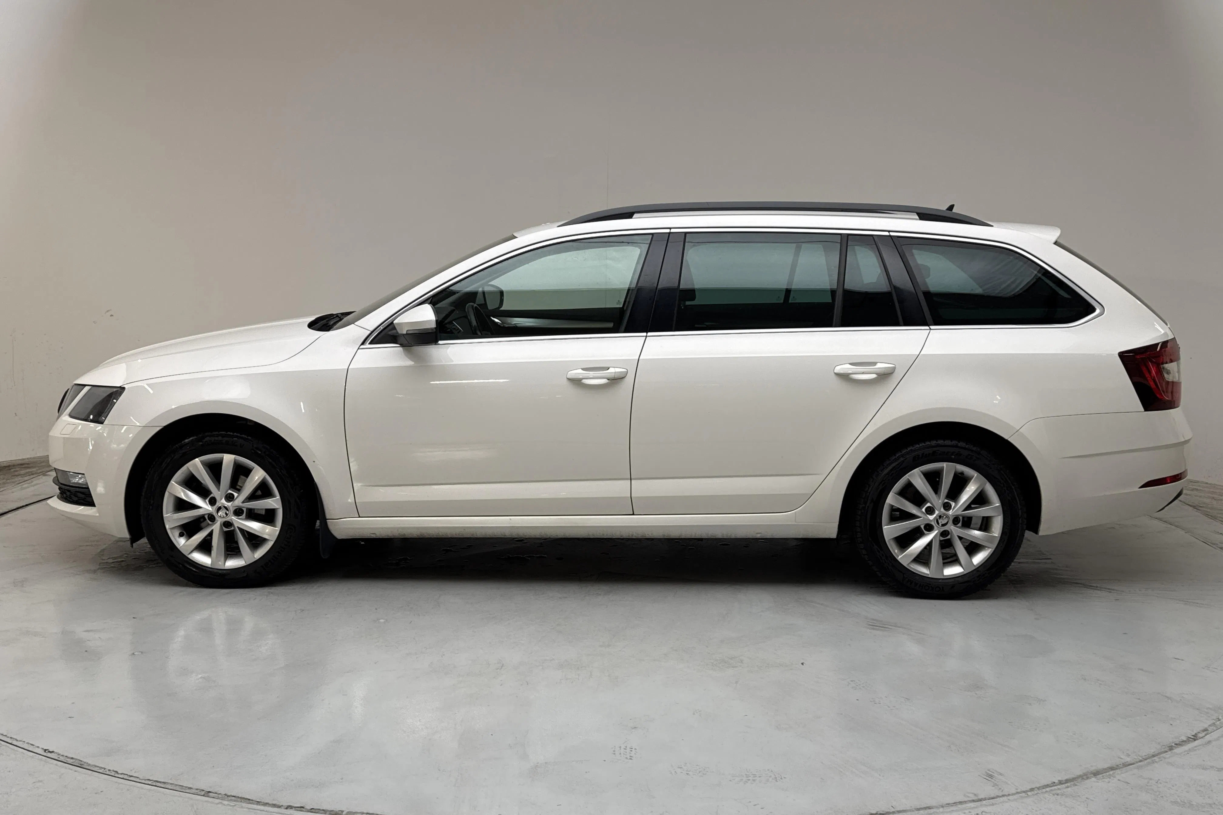 Presentationsfoto 2 av 12: Skoda Octavia III 1.6 TDI Combi (115hk) - 19 431 mil - Automat - vit - 2018