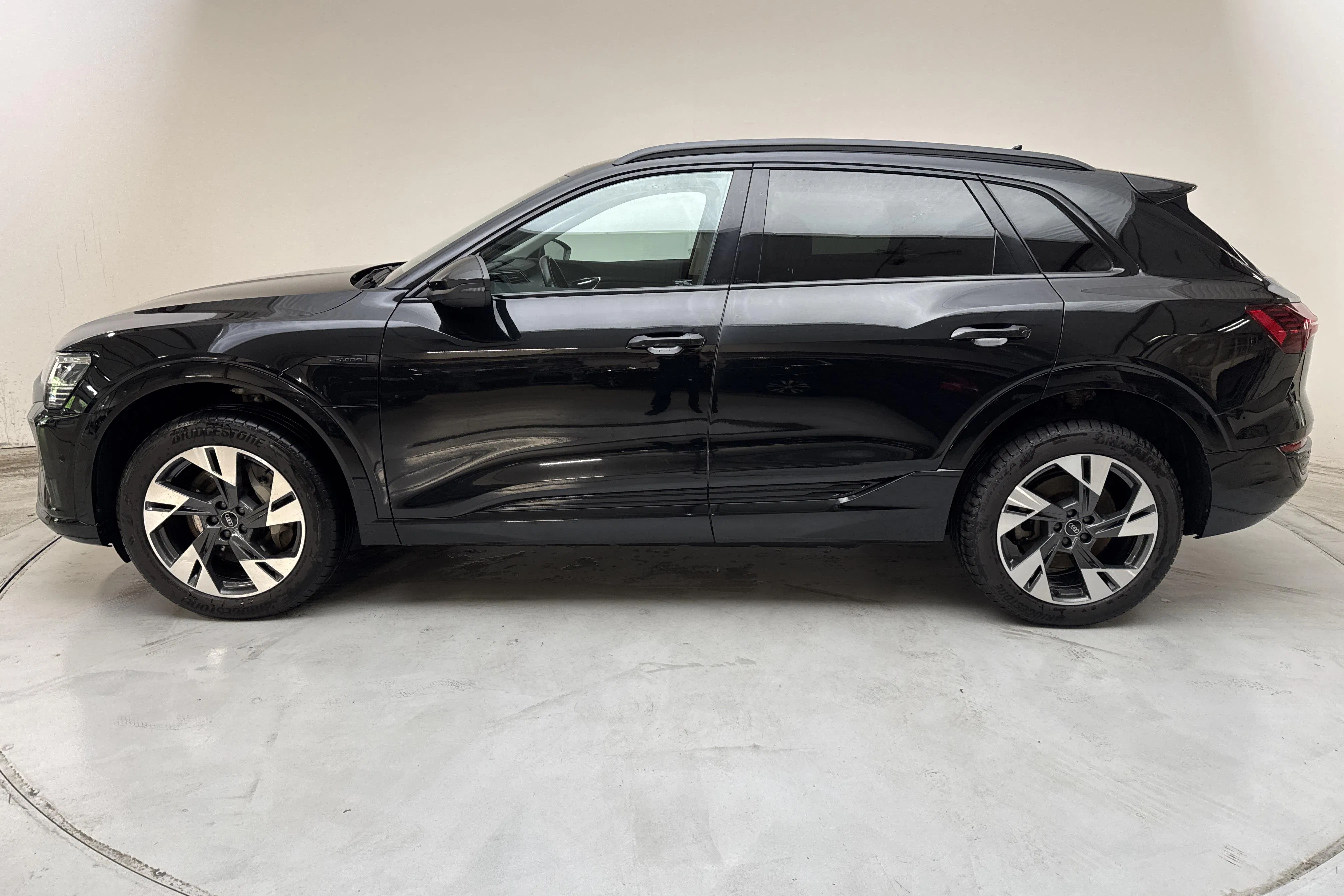 Presentationsfoto 2 av 16: Audi Q8 55 e-tron quattro (408hk) - 8 148 mil - Automat - svart - 2024