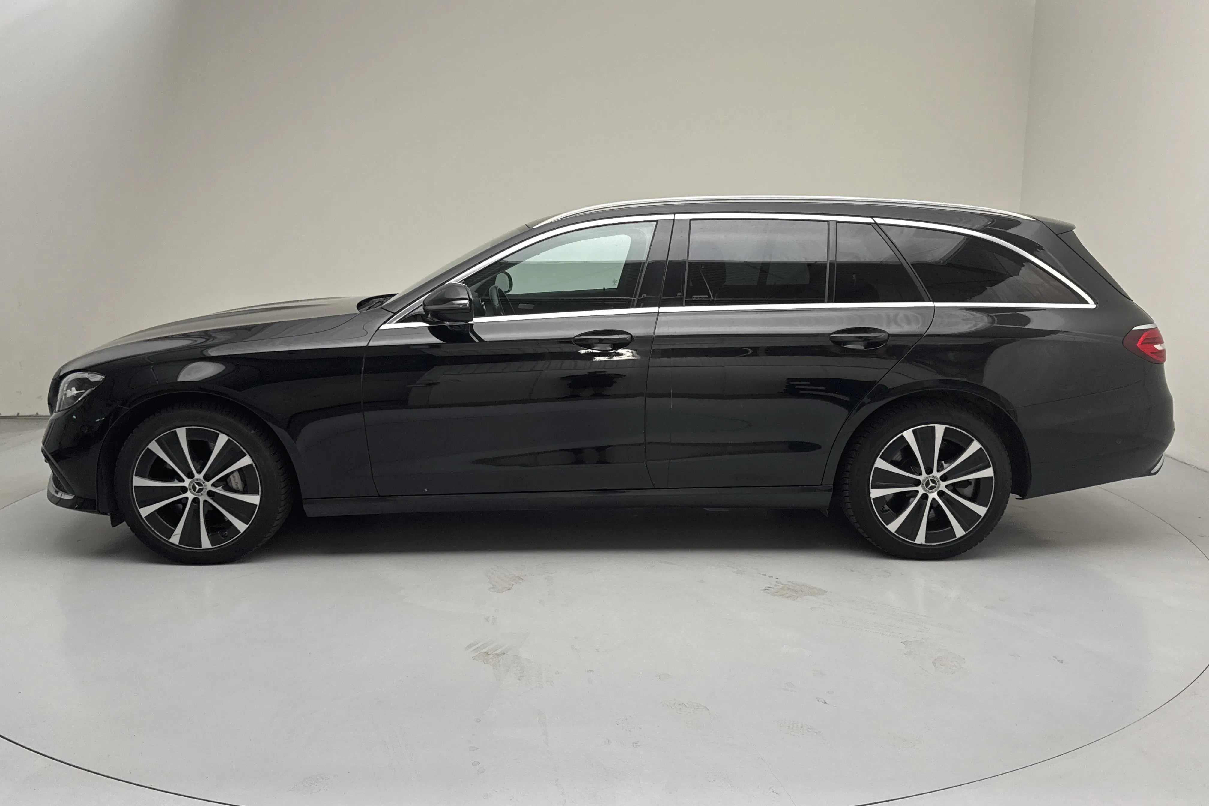 Presentation photo 2 of 13: Mercedes E 300 de Kombi S213 (316hk) - 267 990 km - Automatic - black - 2023