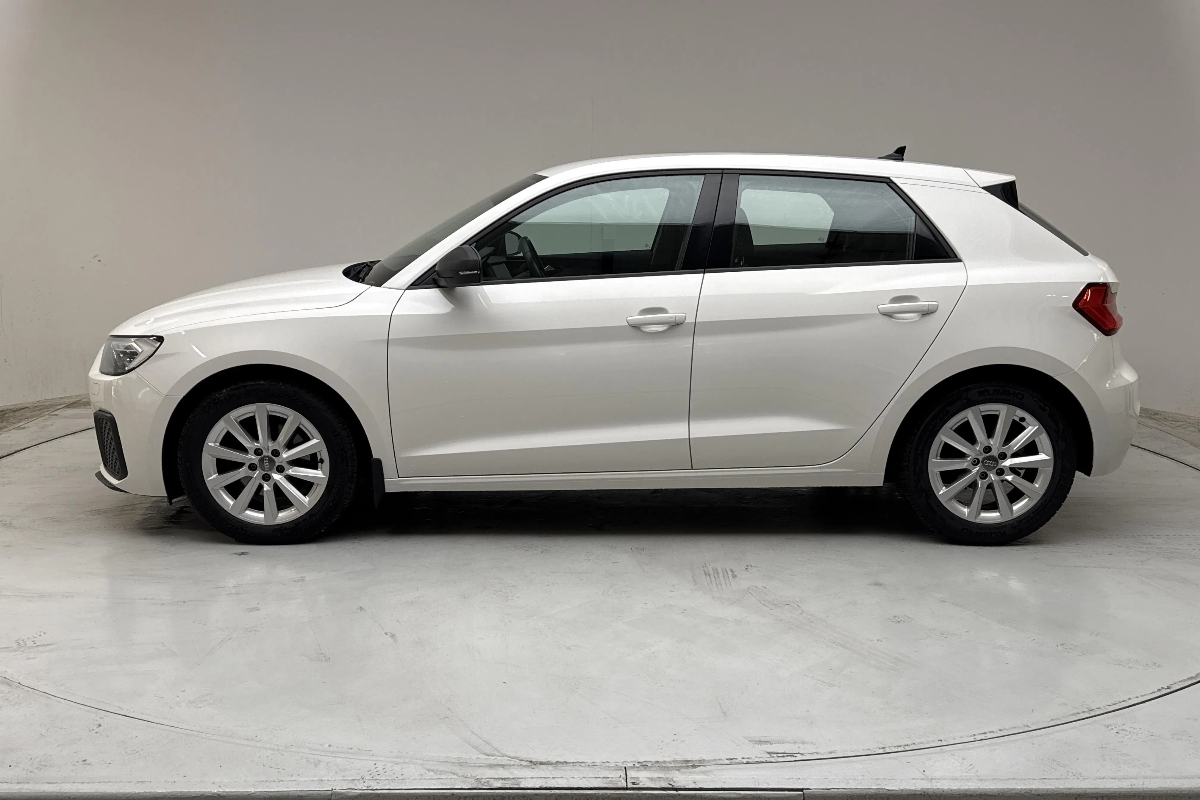 Presentation photo 2 of 12: Audi A1 Sportback 30 TFSI (116hk) - 69 210 km - Manual - white - 2020