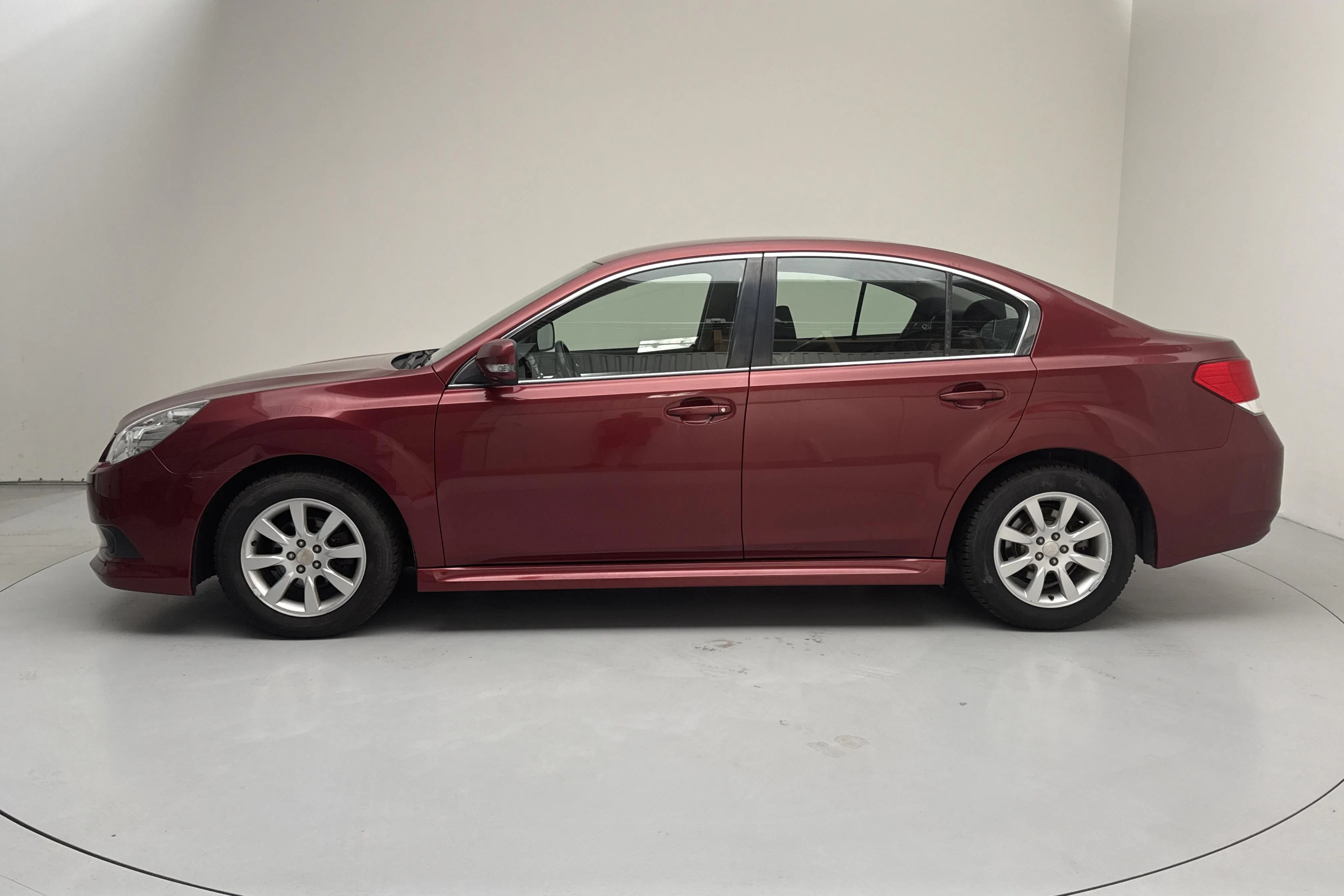 Presentationsfoto 2 av 11: Subaru Legacy 2.0i Sedan (150hk) - 16 918 mil - Automat - röd - 2010