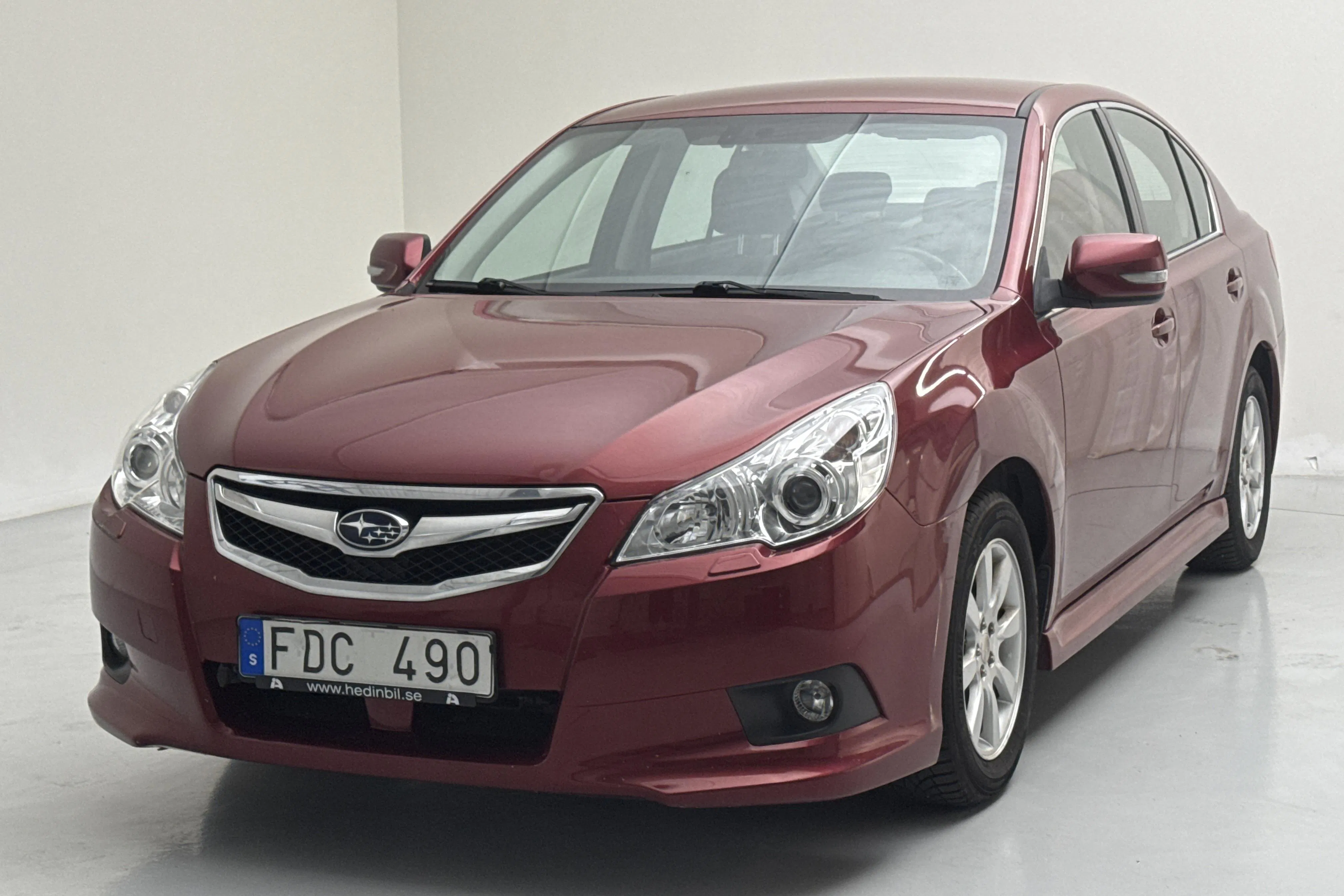 Presentationsfoto 1 av 11: Subaru Legacy 2.0i Sedan (150hk) - 16 918 mil - Automat - röd - 2010
