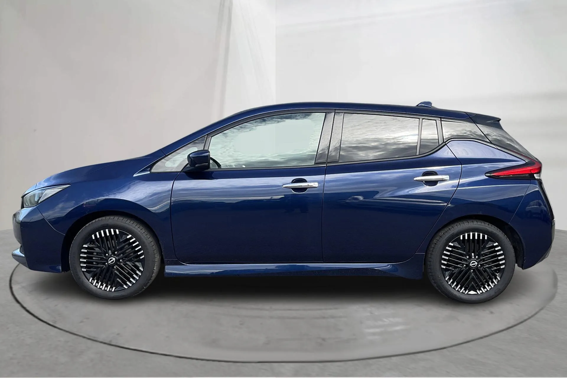 Presentation photo 2 of 17: Nissan LEAF 5dr 39kWh (150hk) - 54 470 km - Automatic - dark blue - 2023