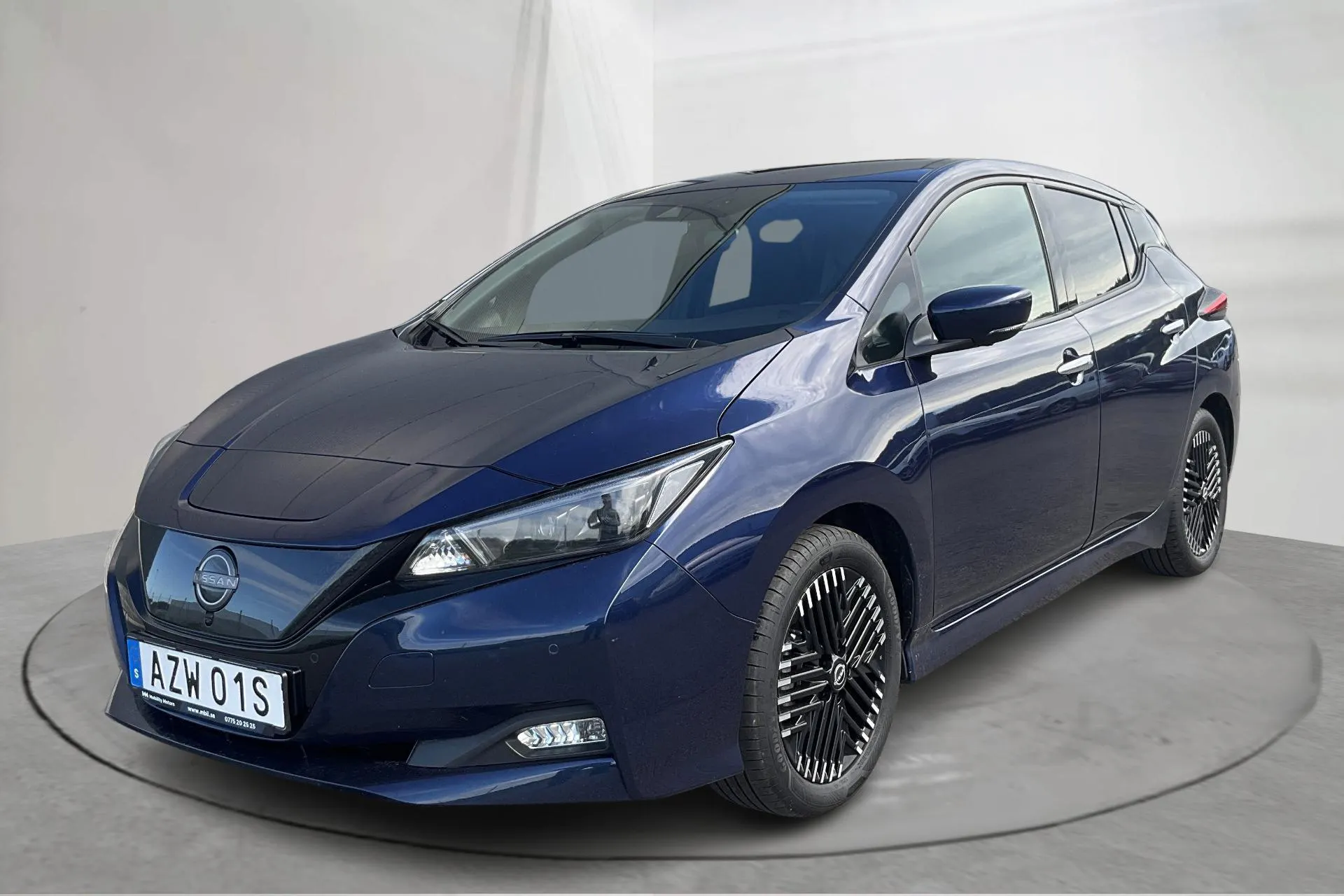 Presentation photo 1 of 17: Nissan LEAF 5dr 39kWh (150hk) - 54 470 km - Automatic - dark blue - 2023