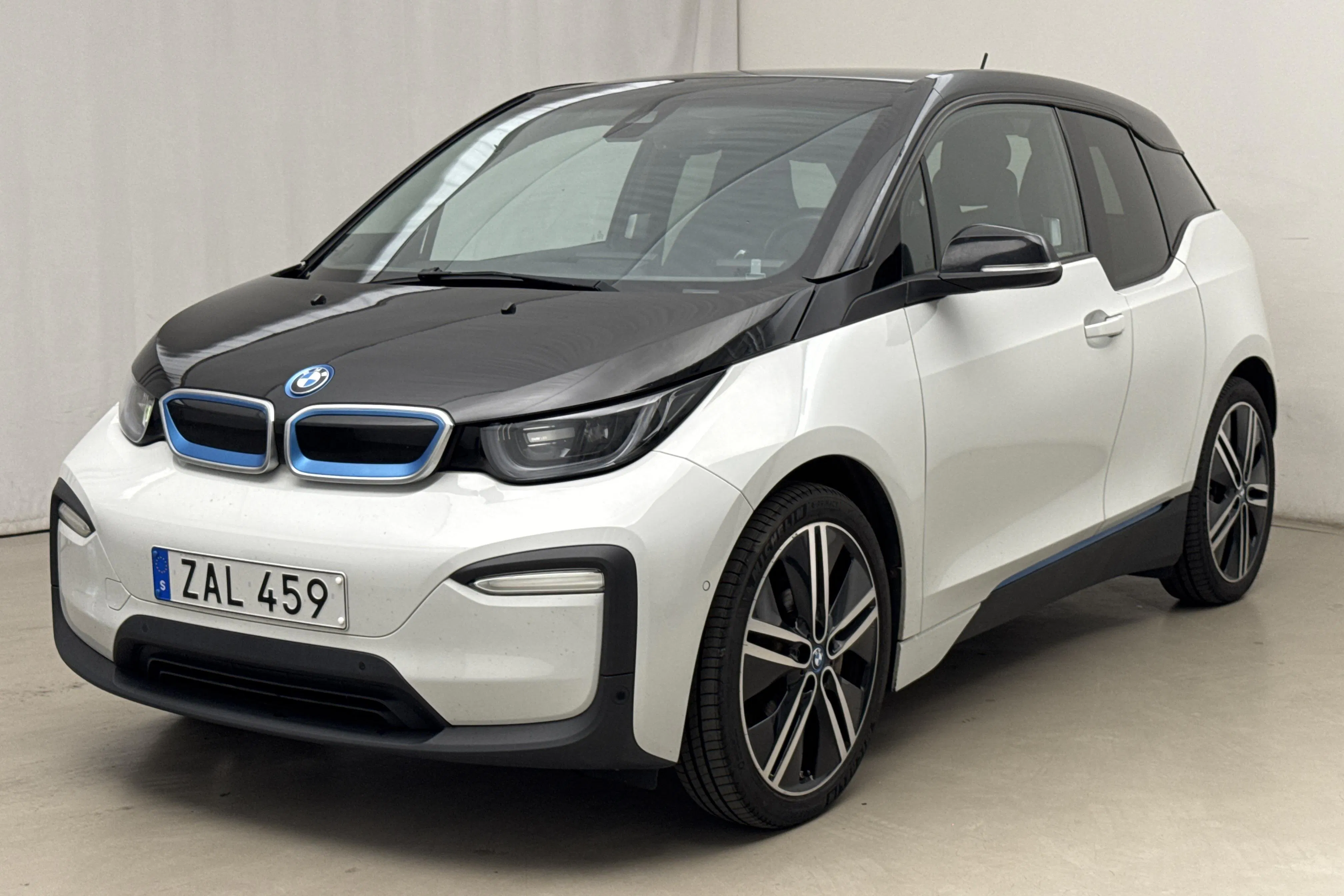 Presentation photo 1 of 21: BMW i3 94Ah, I01 (170hk) - 86 460 km - Automatic - white - 2018