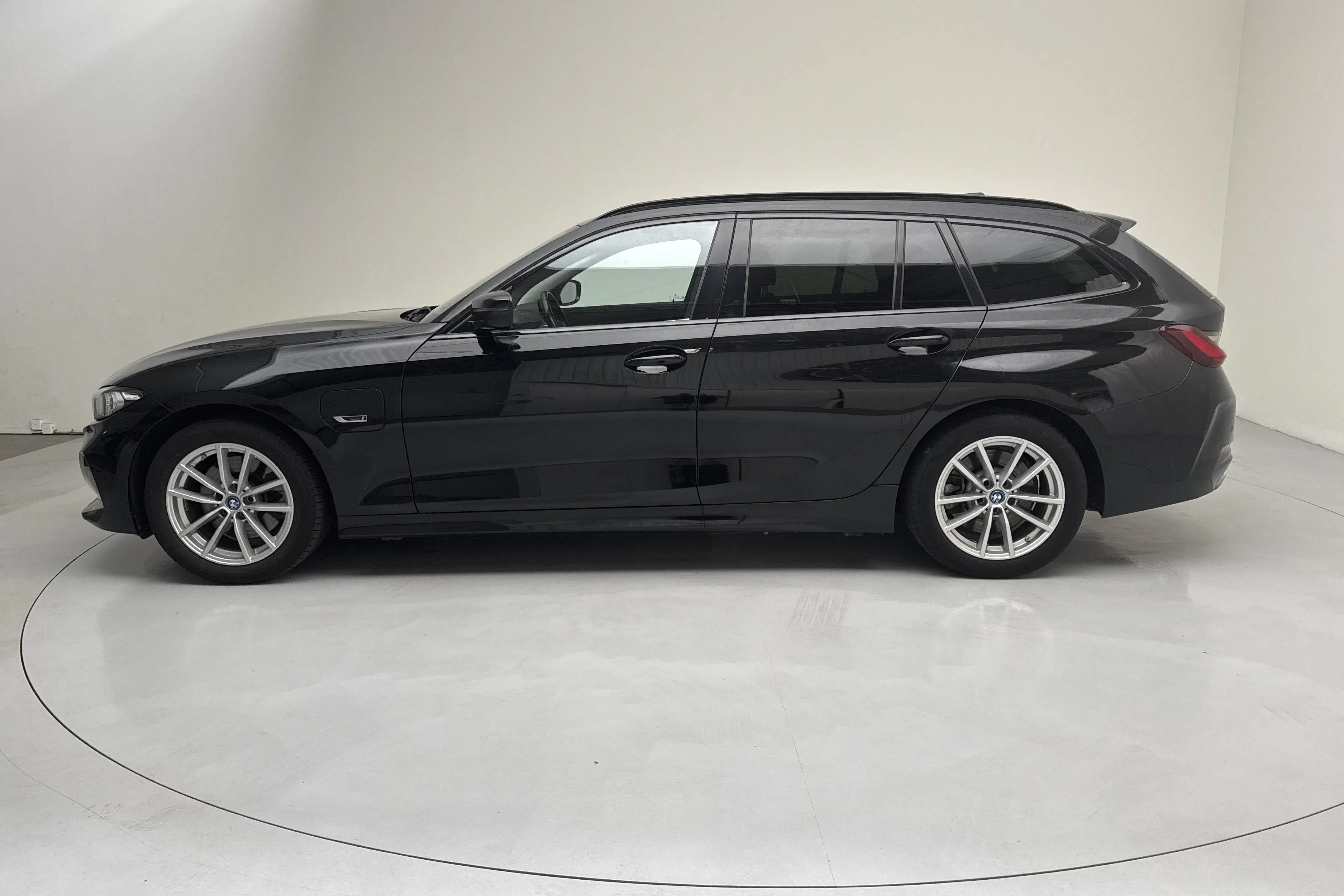 Presentation photo 2 of 19: BMW 330e sDrive Touring LCI, G21 (292hk) - 91 260 km - Automatic - black - 2023