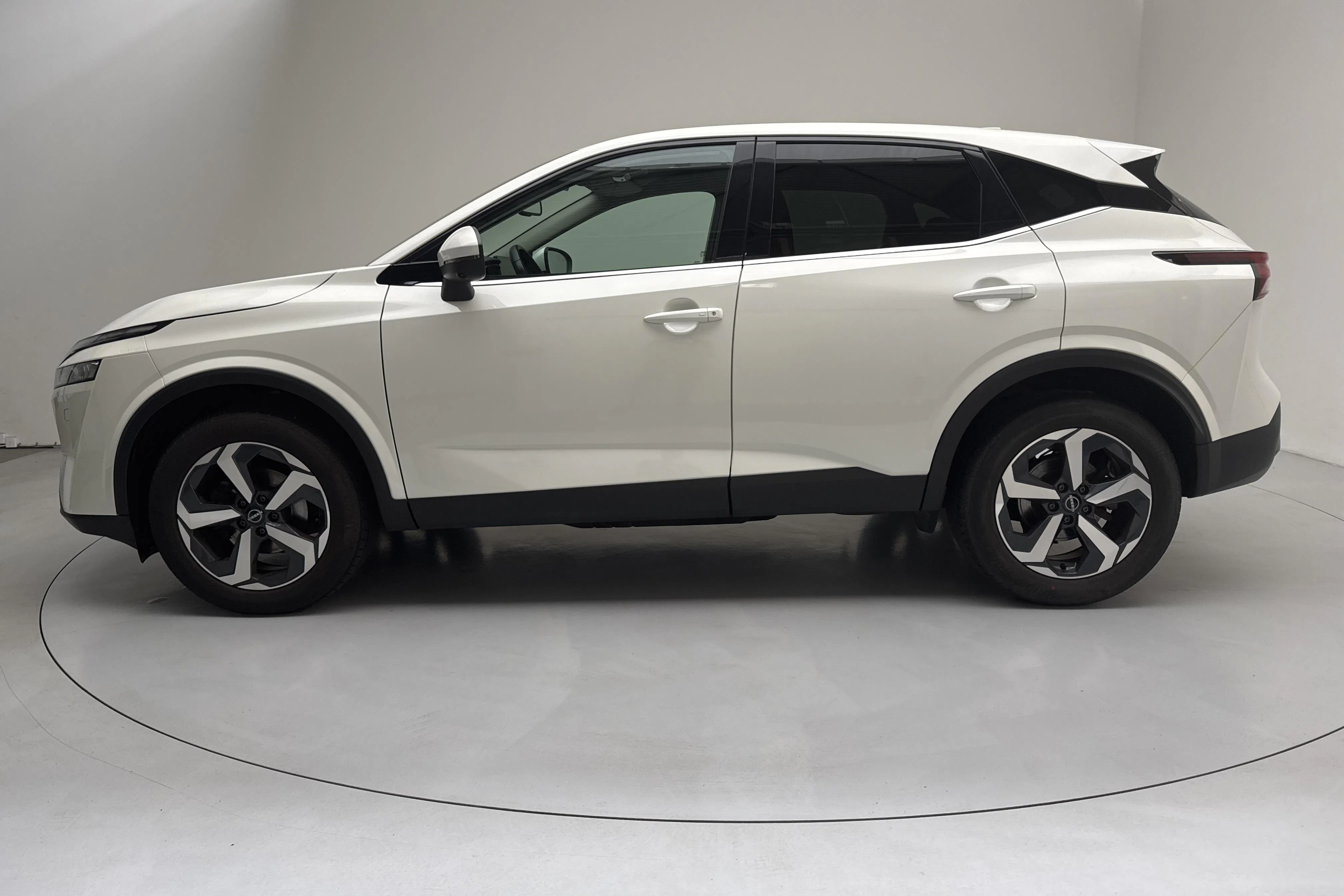 Presentation photo 2 of 14: Nissan Qashqai 1.3 MHEV (158hk) - 50 060 km - Automatic - white - 2023