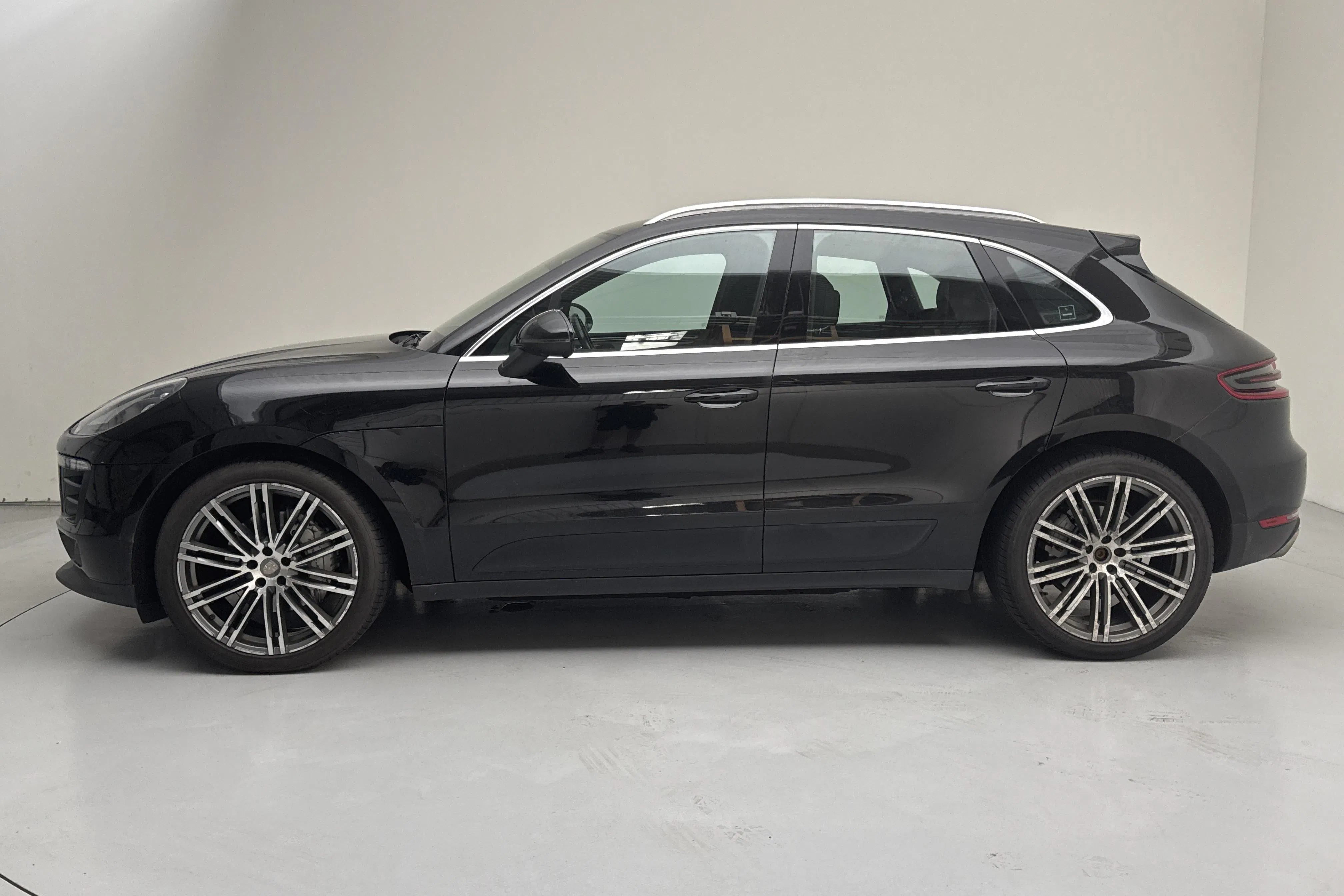 Presentationsfoto 2 av 13: Porsche Macan 3.0 S (340hk) - 23 659 mil - Automat - svart - 2017