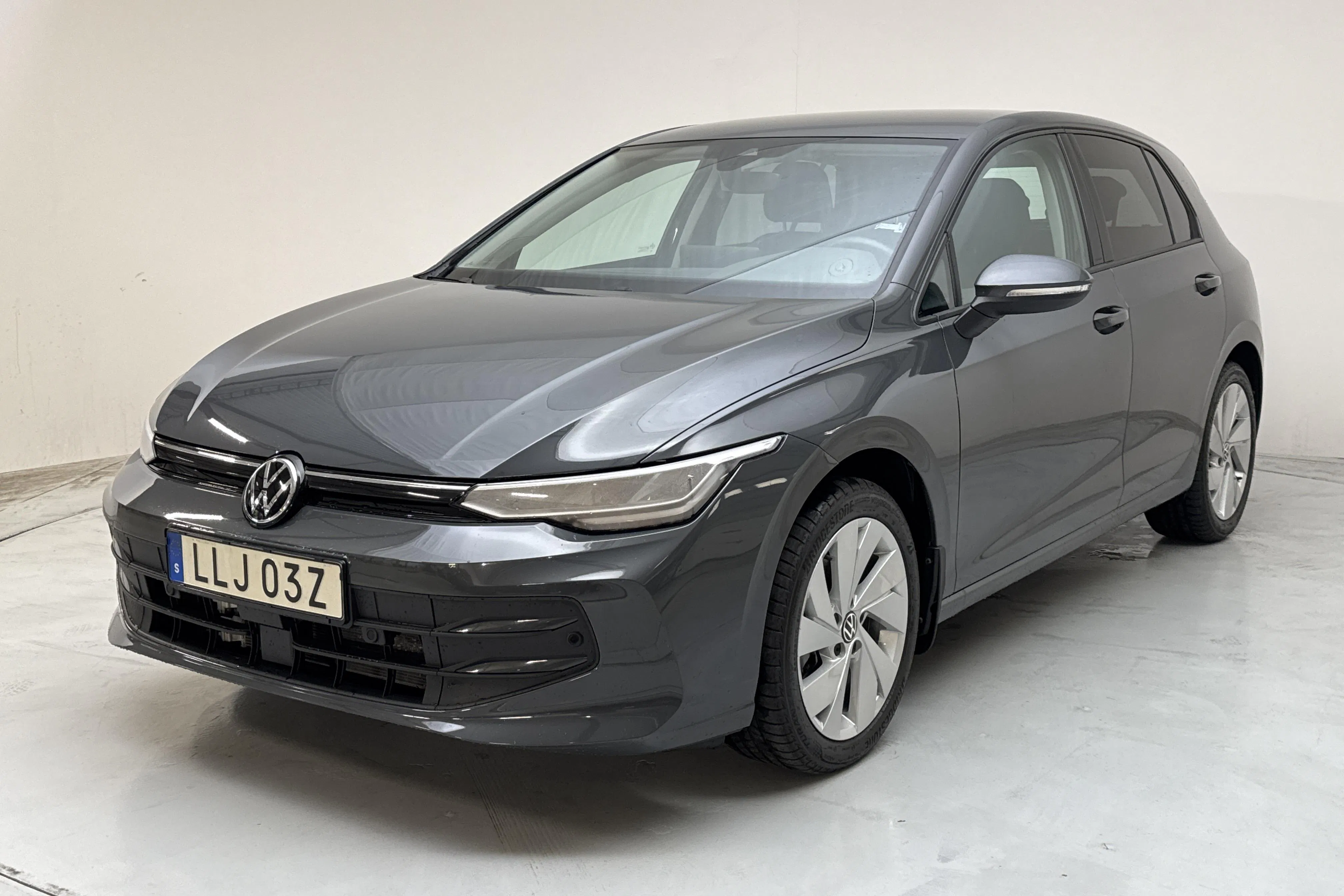 Presentationsfoto 1 av 12: VW Golf VIII 1.5 eTSI Sportscombi (150hk) - 2 316 mil - Automat - Mörkgrå - 2025