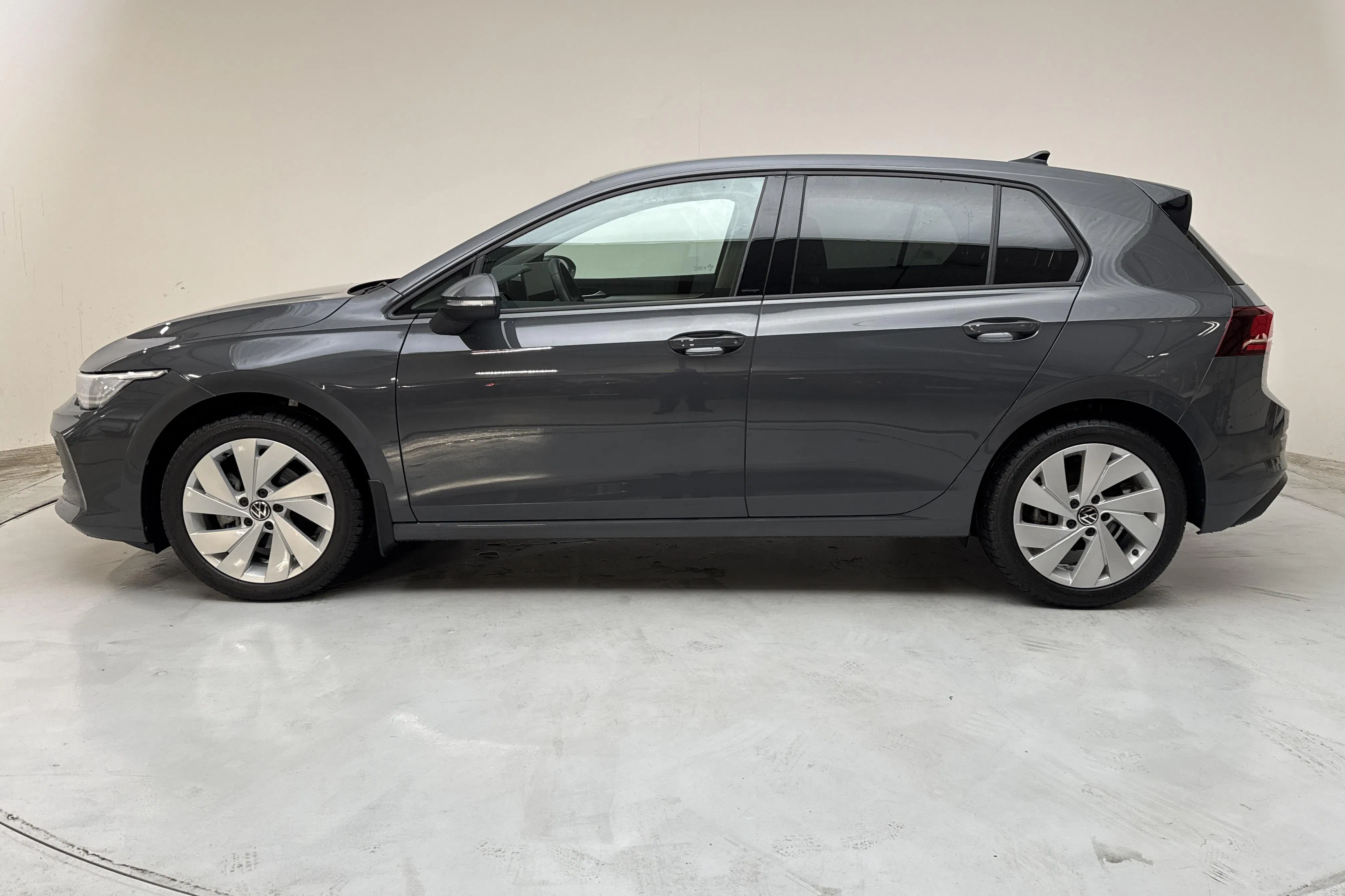 Presentationsfoto 2 av 12: VW Golf VIII 1.5 eTSI Sportscombi (150hk) - 2 316 mil - Automat - Mörkgrå - 2025