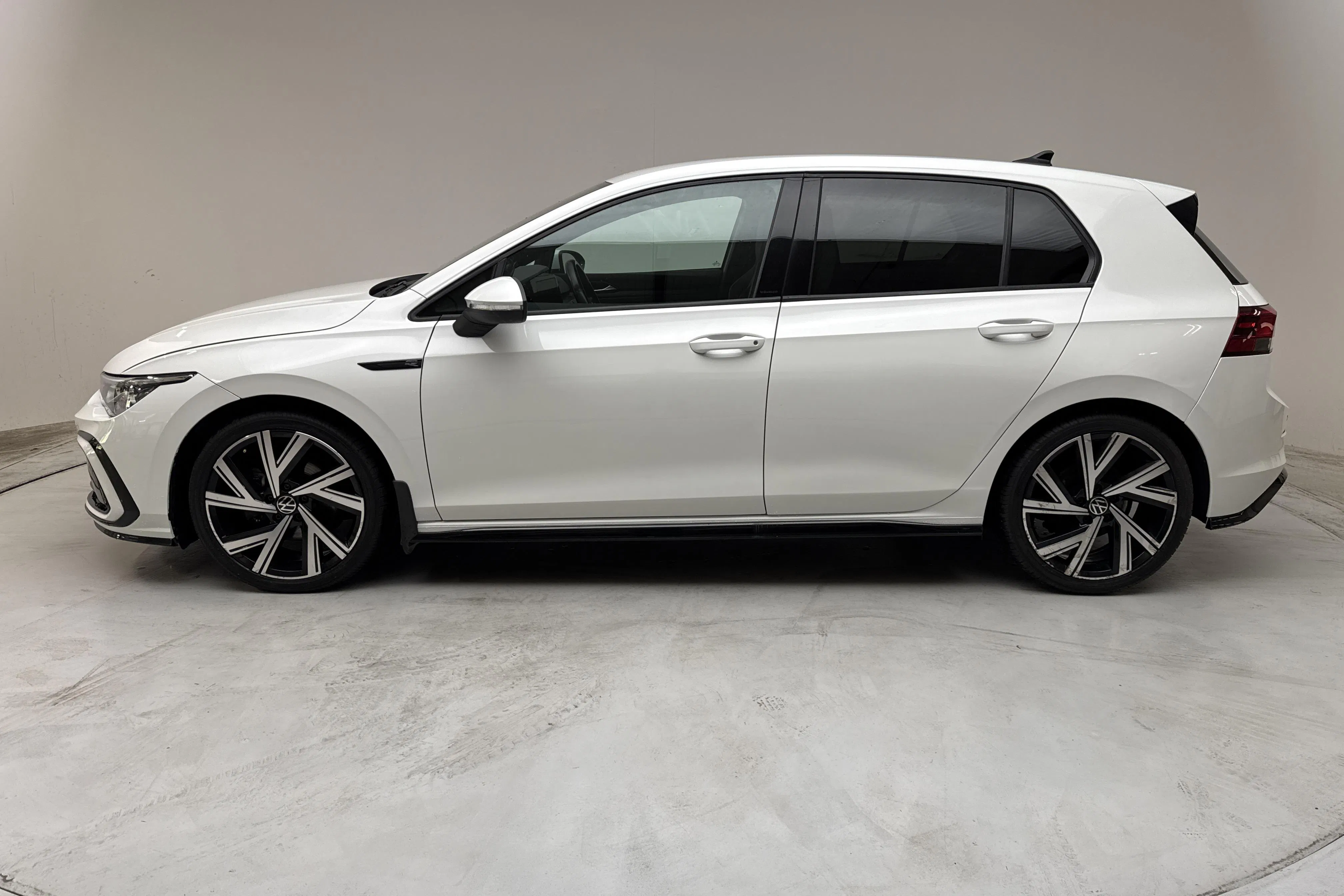 Presentation photo 2 of 13: VW Golf VIII 1.5 TSI 5dr (150hk) - 115 340 km - Automatic - white - 2022