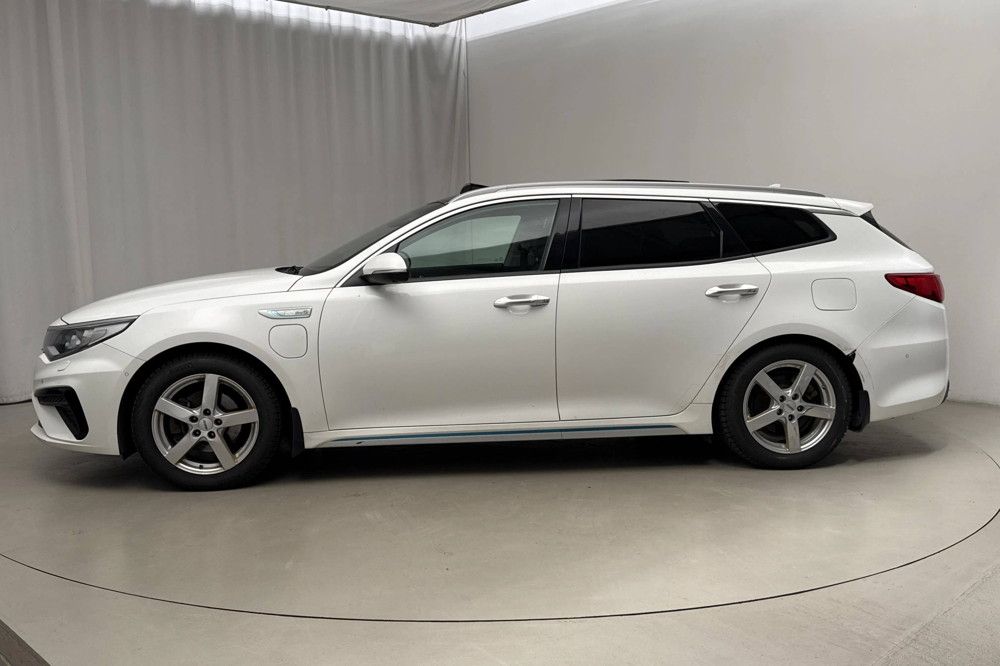 Presentation photo 2 of 25: KIA Optima 2.0 GDi Plug-in Hybrid SW (205hk) - 213 710 km - Automatic - white - 2019