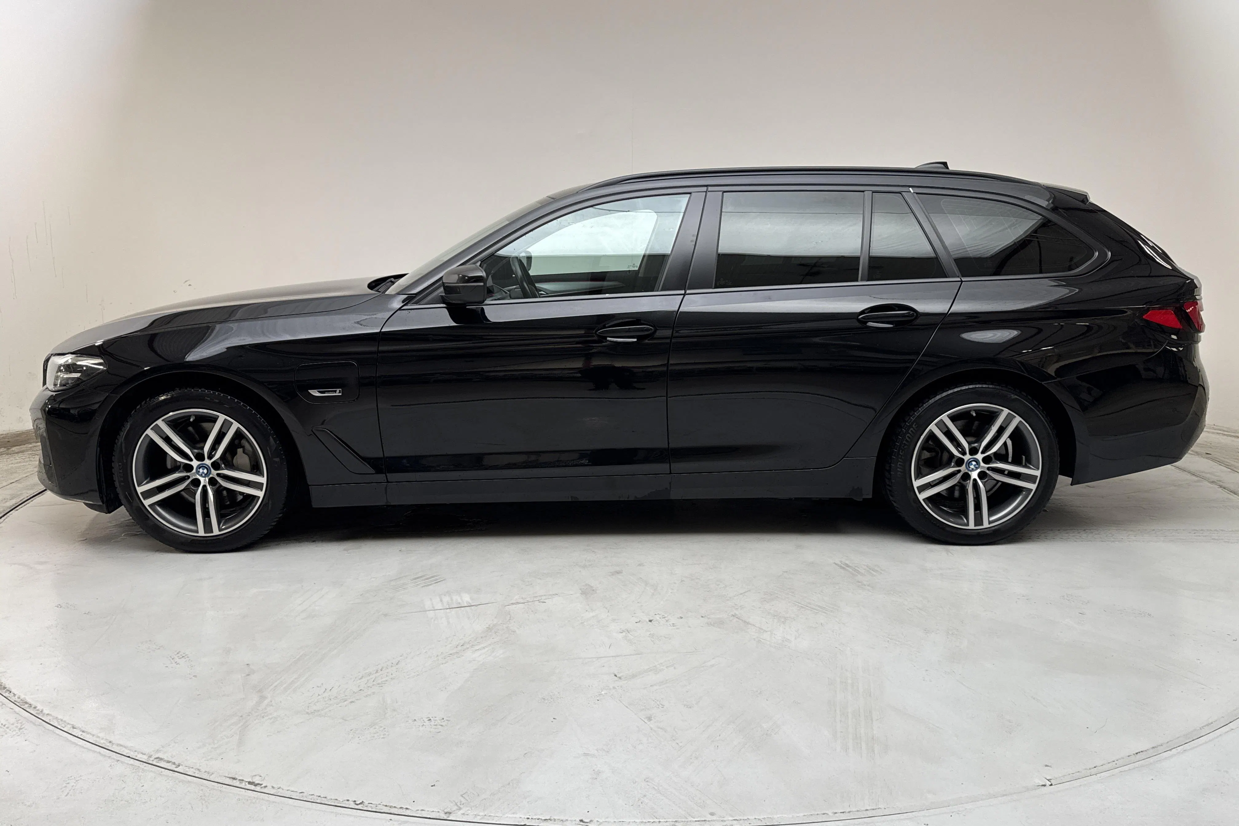 Presentation photo 2 of 16: BMW 530e Touring, G31 12kWh LCI (292hk) - 152 330 km - Automatic - black - 2022