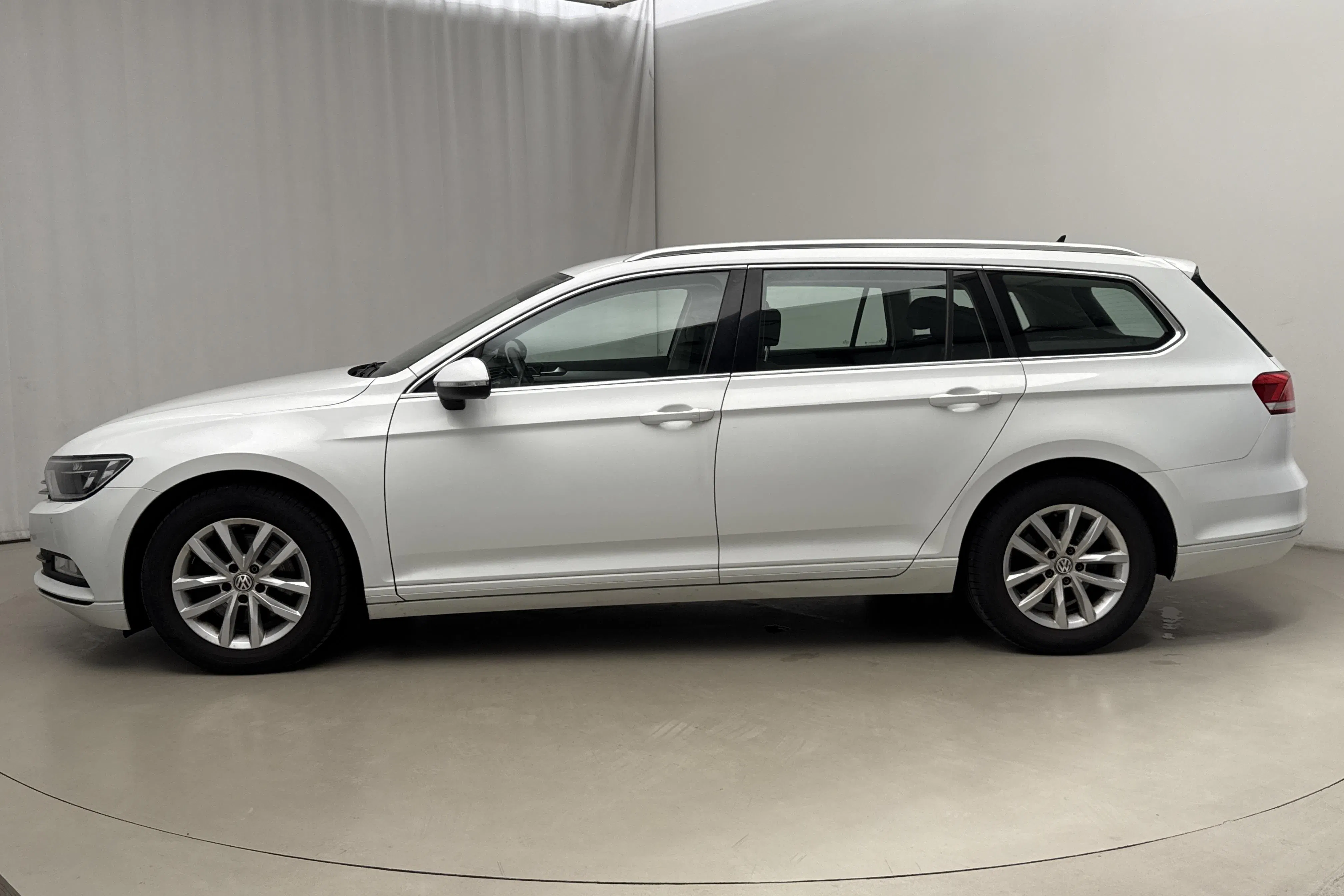Presentation photo 2 of 18: VW Passat 2.0 TDI Sportscombi (150hk) - 130 930 km - Automatic - white - 2016