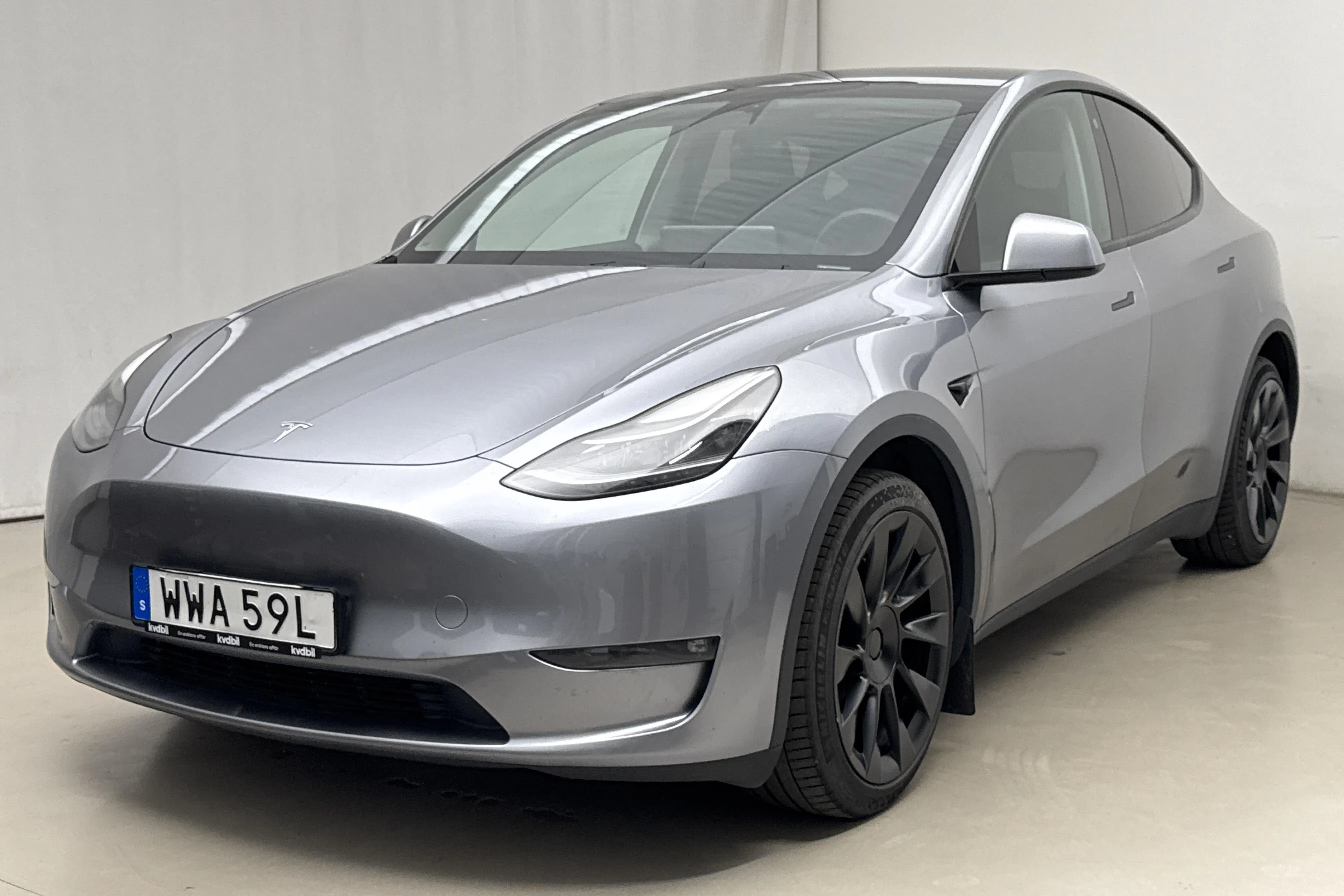 Presentation photo 1 of 24: Tesla Model Y Long Range Dual Motor AWD - 60 960 km - Automatic - gray - 2024