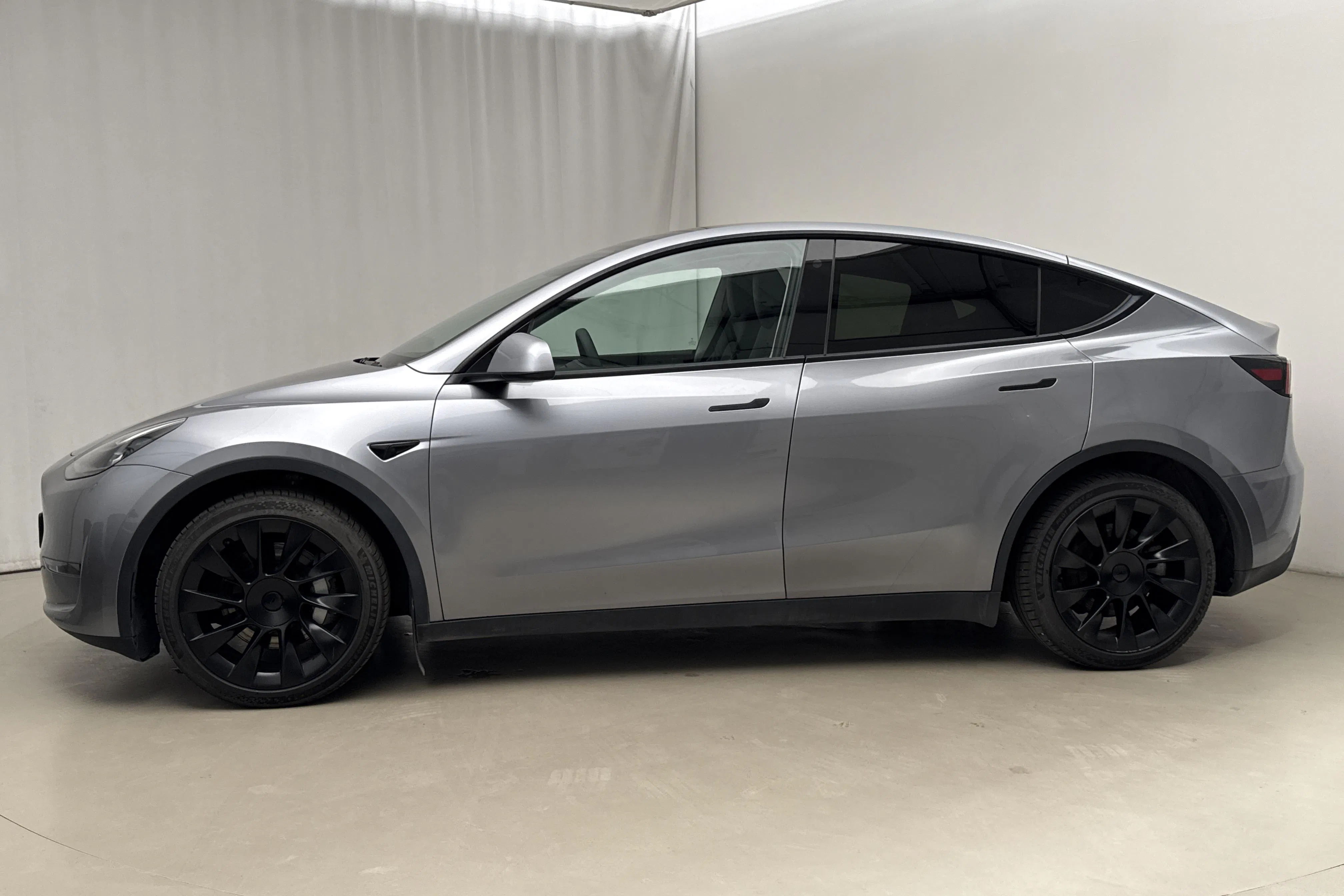 Presentation photo 2 of 24: Tesla Model Y Long Range Dual Motor AWD - 60 960 km - Automatic - gray - 2024