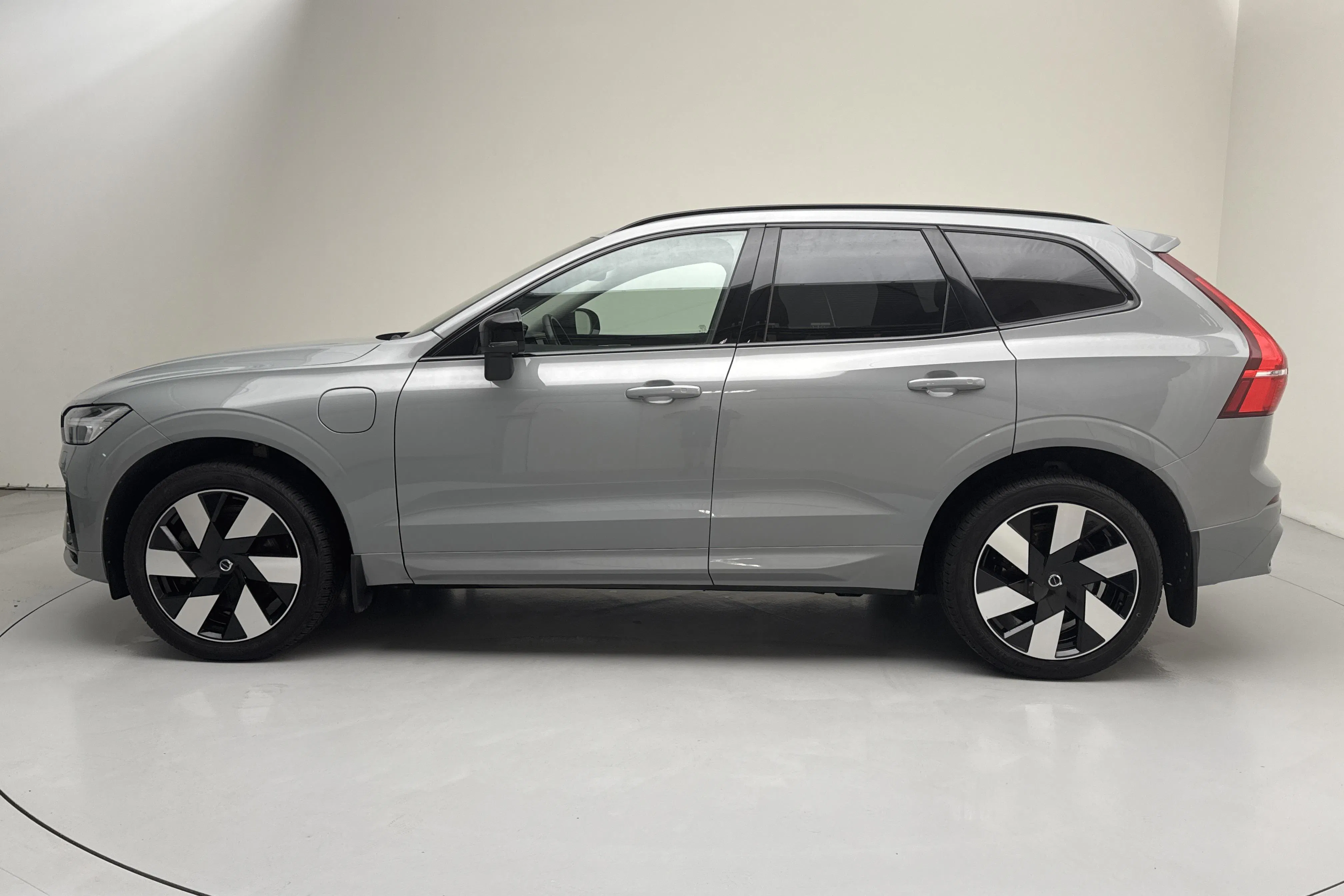 Presentation photo 2 of 20: Volvo XC60 T6 AWD Recharge (350hk) - 139 120 km - Automatic - gray - 2024