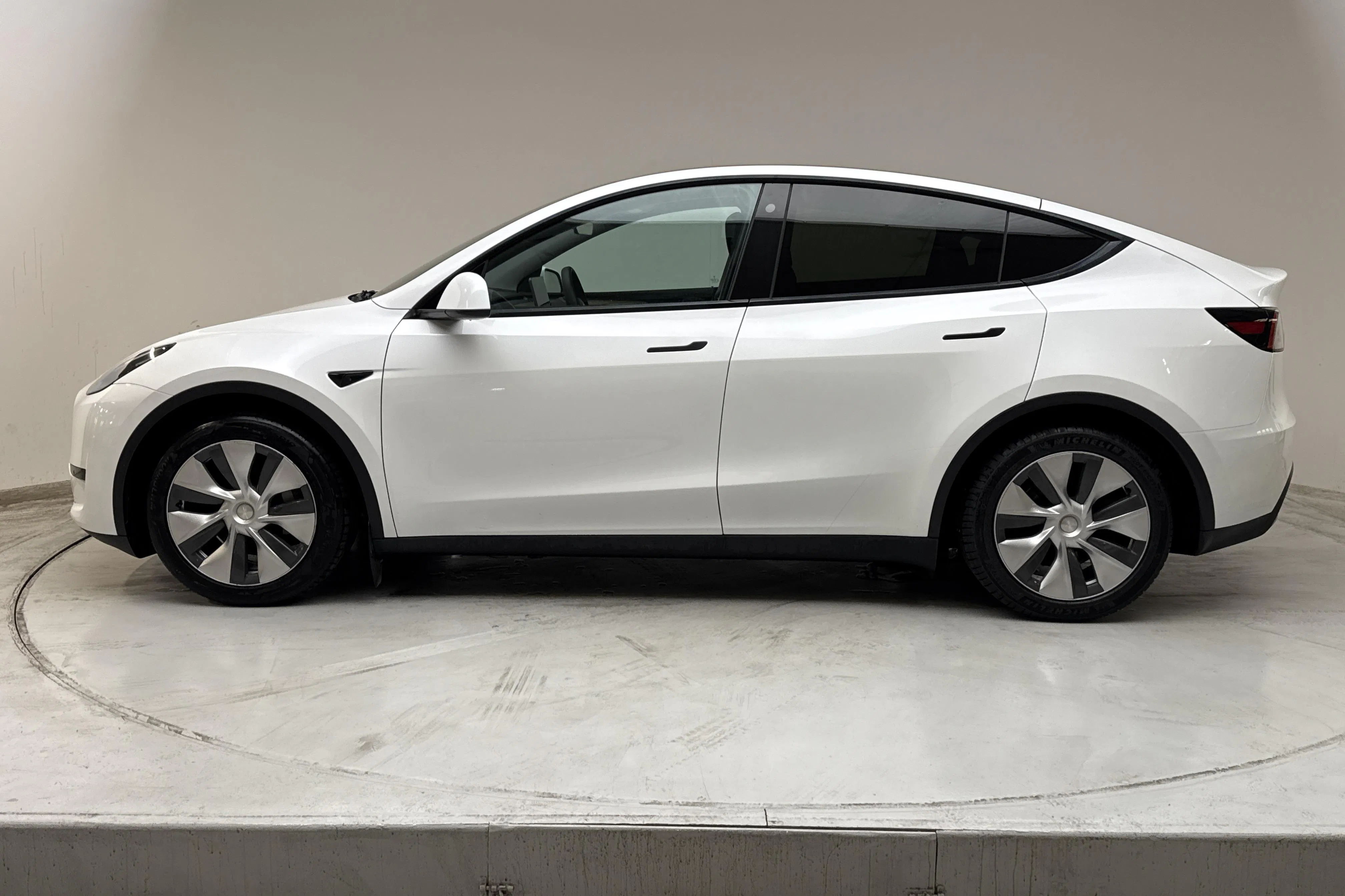 Presentation photo 2 of 18: Tesla Model Y RWD - 91 510 km - Automatic - white - 2023
