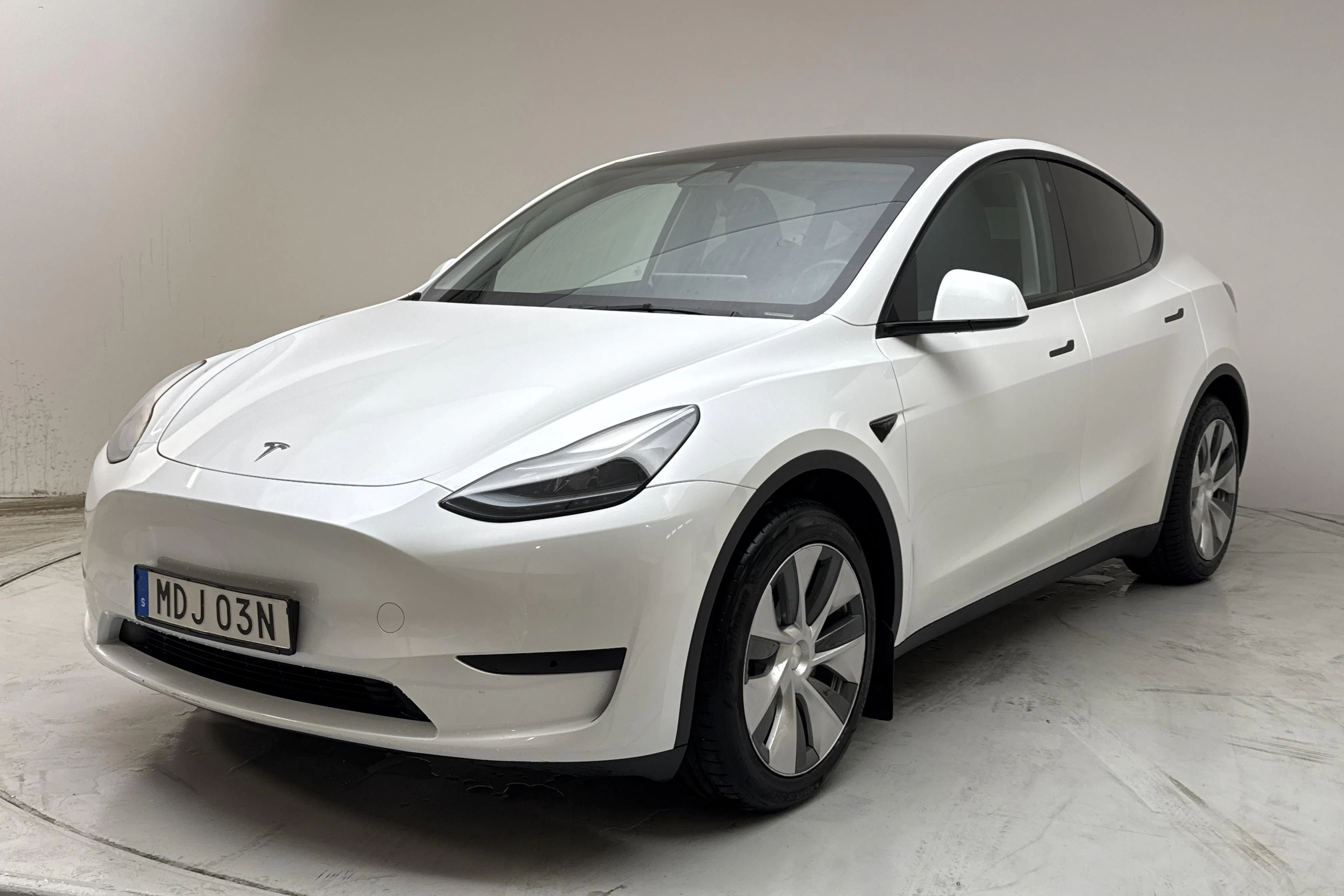 Presentation photo 1 of 18: Tesla Model Y RWD - 91 510 km - Automatic - white - 2023