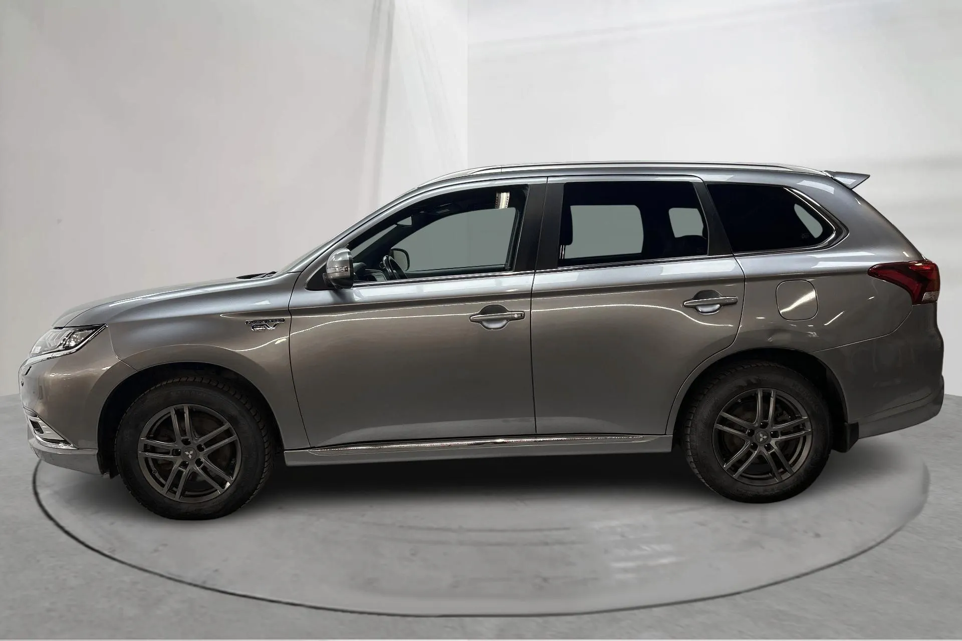 Presentationsfoto 2 av 17: Mitsubishi Outlander 2.4 Plug-in Hybrid 4WD (136hk) - 15 154 mil - Automat - grå - 2020