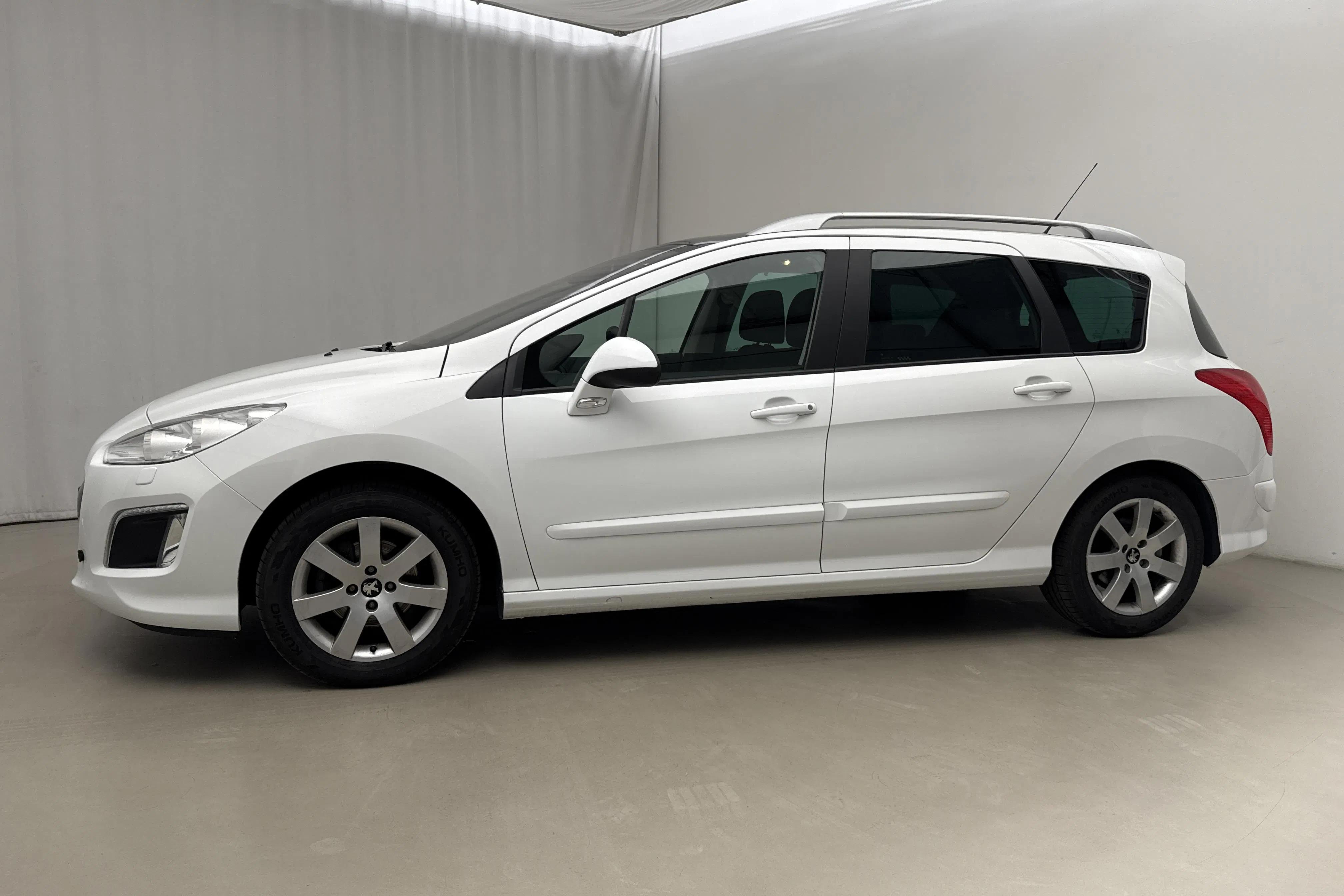 Presentationsfoto 2 av 19: Peugeot 308 SW 1.6 e-HDi (112hk) - 4 931 mil - Automat - vit - 2012