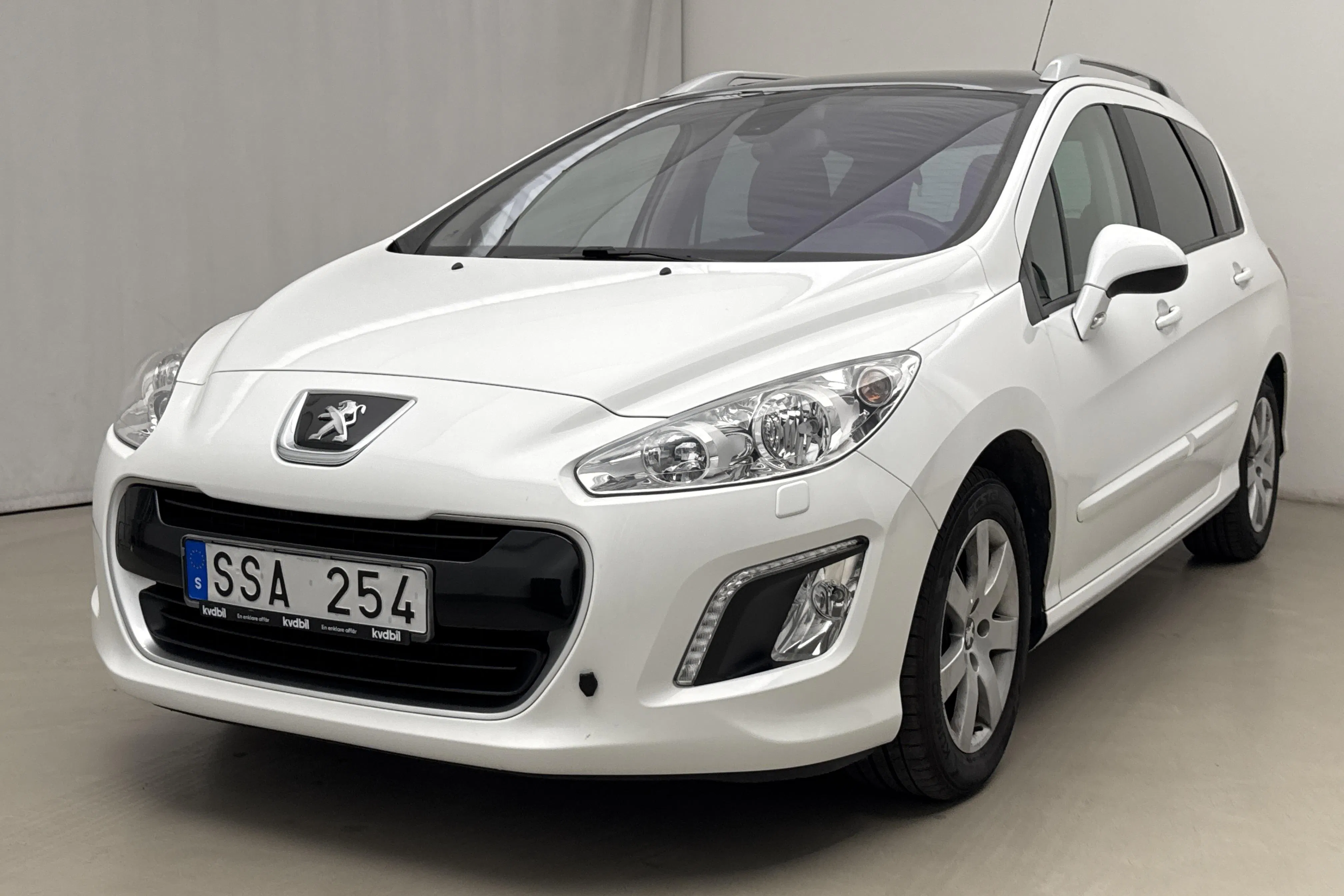 Presentationsfoto 1 av 19: Peugeot 308 SW 1.6 e-HDi (112hk) - 4 931 mil - Automat - vit - 2012