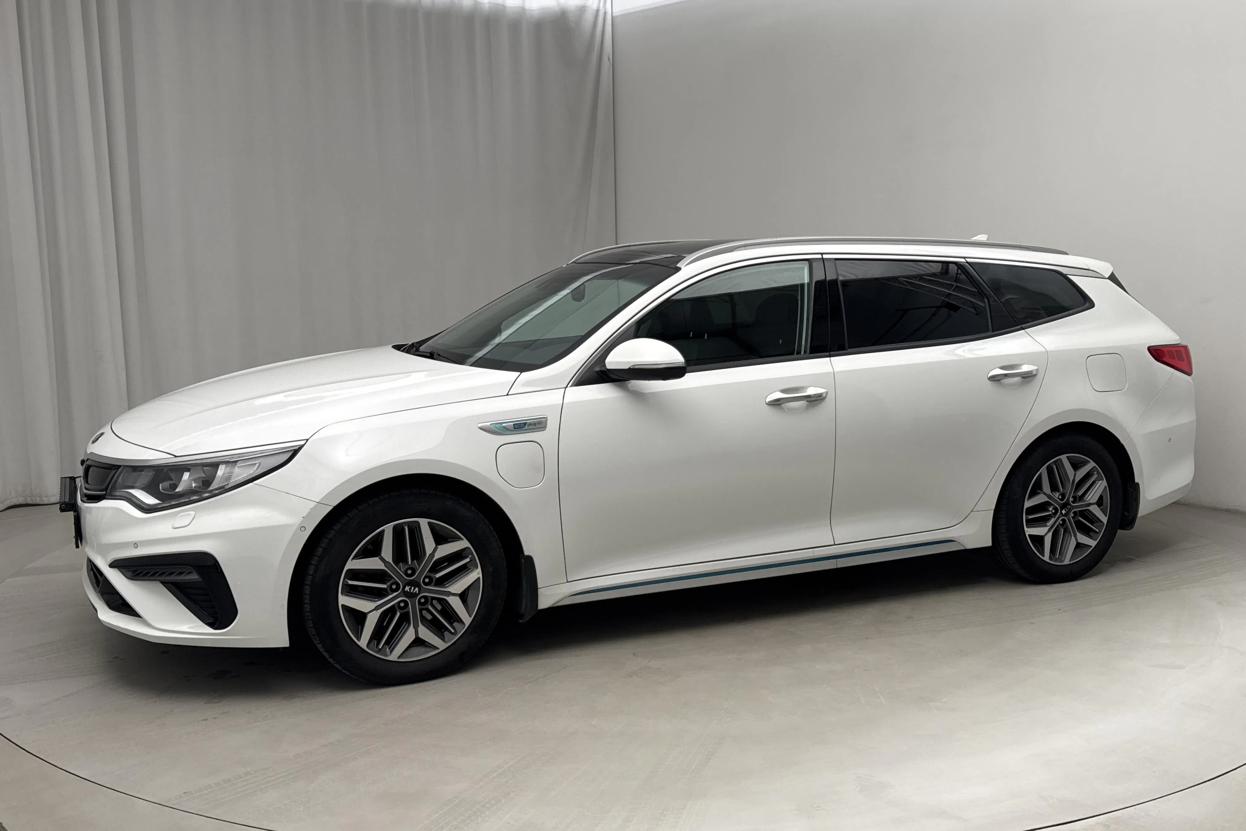 Presentation photo 2 of 23: KIA Optima 2.0 GDi Plug-in Hybrid SW (205hk) - 75 130 km - Automatic - white - 2020