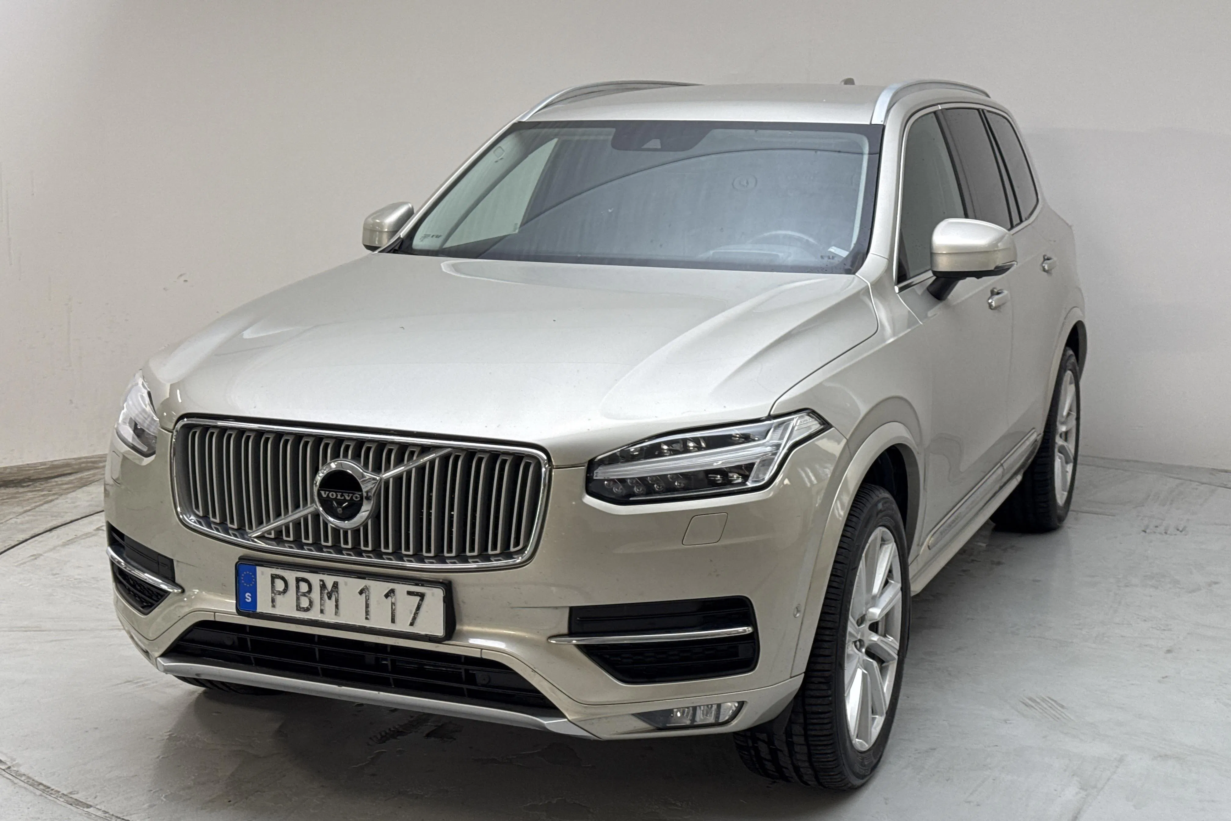 Presentationsfoto 1 av 15: Volvo XC90 D4 AWD (190hk) - 15 708 mil - Automat - Ljusbrun - 2018