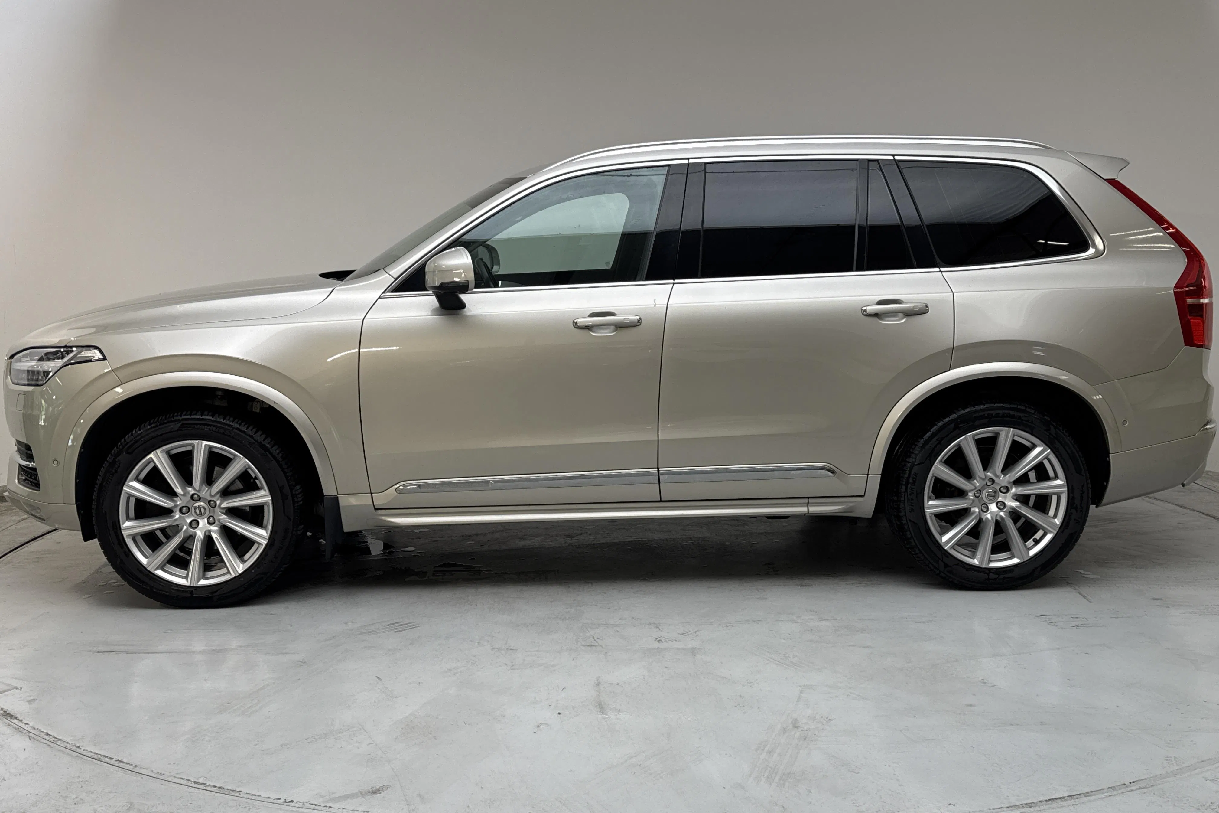 Presentationsfoto 2 av 15: Volvo XC90 D4 AWD (190hk) - 15 708 mil - Automat - Ljusbrun - 2018