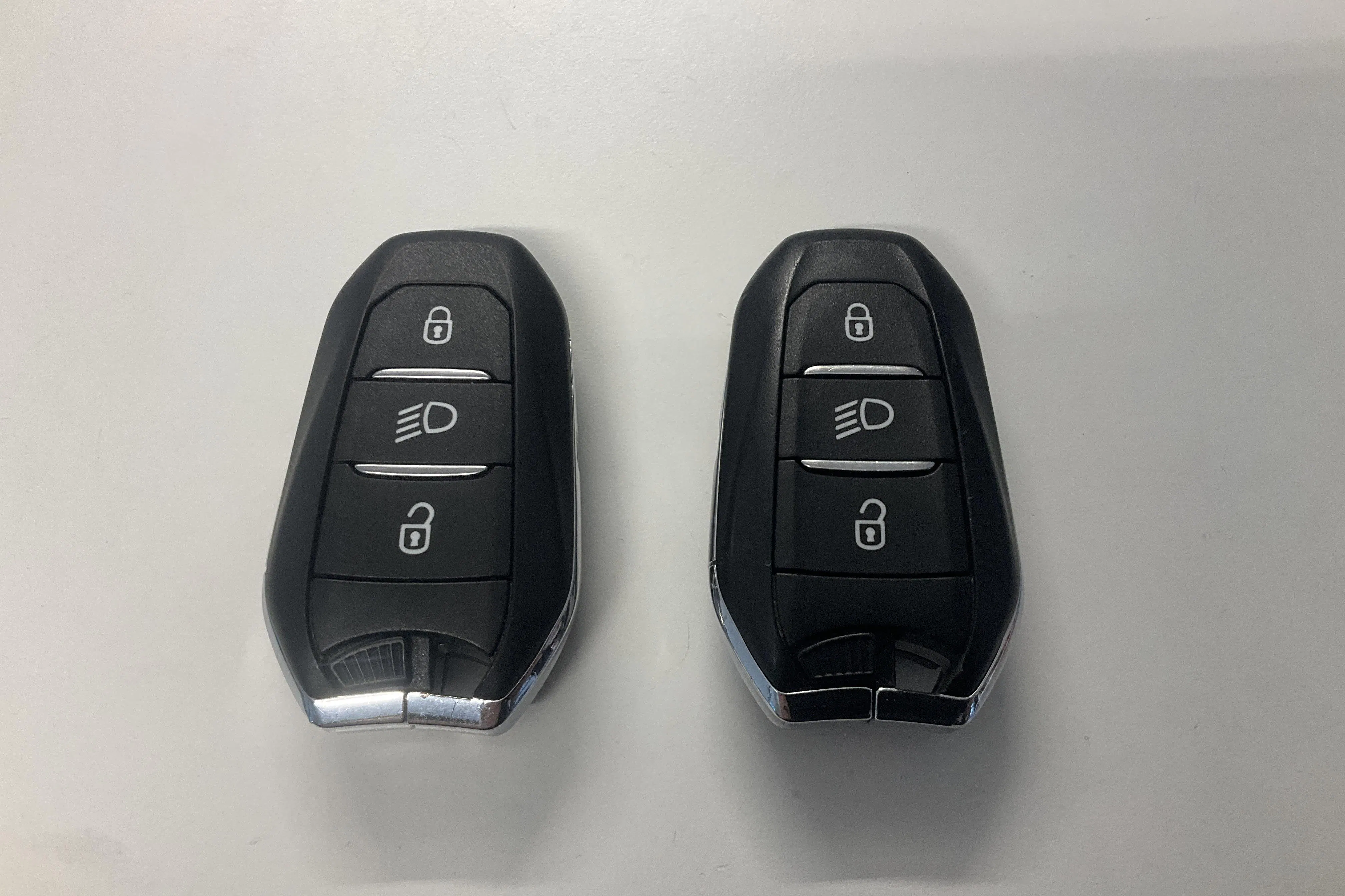 Presentation photo 19 of 19: Peugeot 5008 1.2 PureTech (130hk) - 183 340 km - Automatic - black - 2018