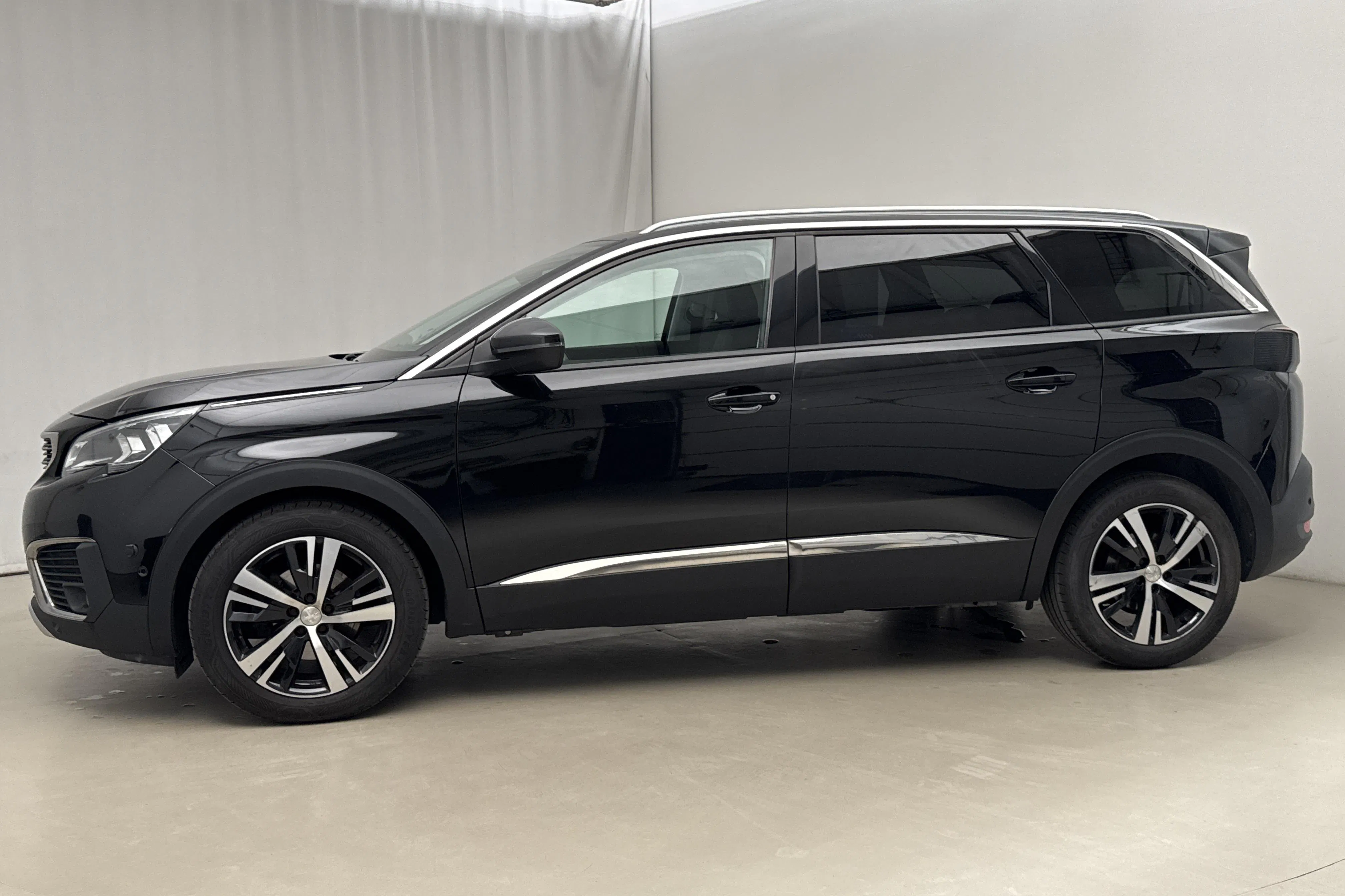Presentation photo 2 of 19: Peugeot 5008 1.2 PureTech (130hk) - 183 340 km - Automatic - black - 2018