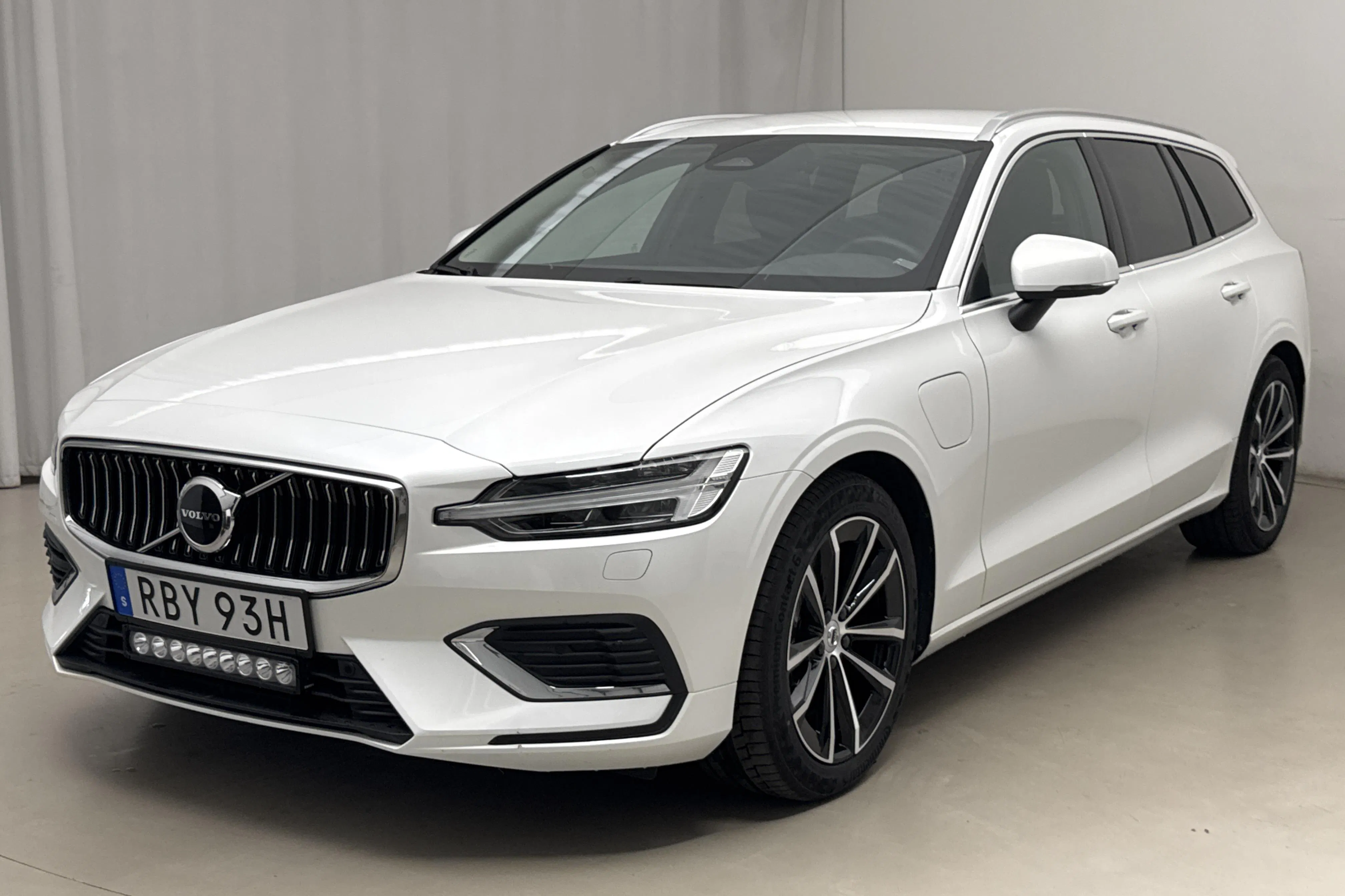 Presentationsfoto 1 av 25: Volvo V60 T6 AWD Recharge (350hk) - 4 229 mil - Automat - vit - 2025