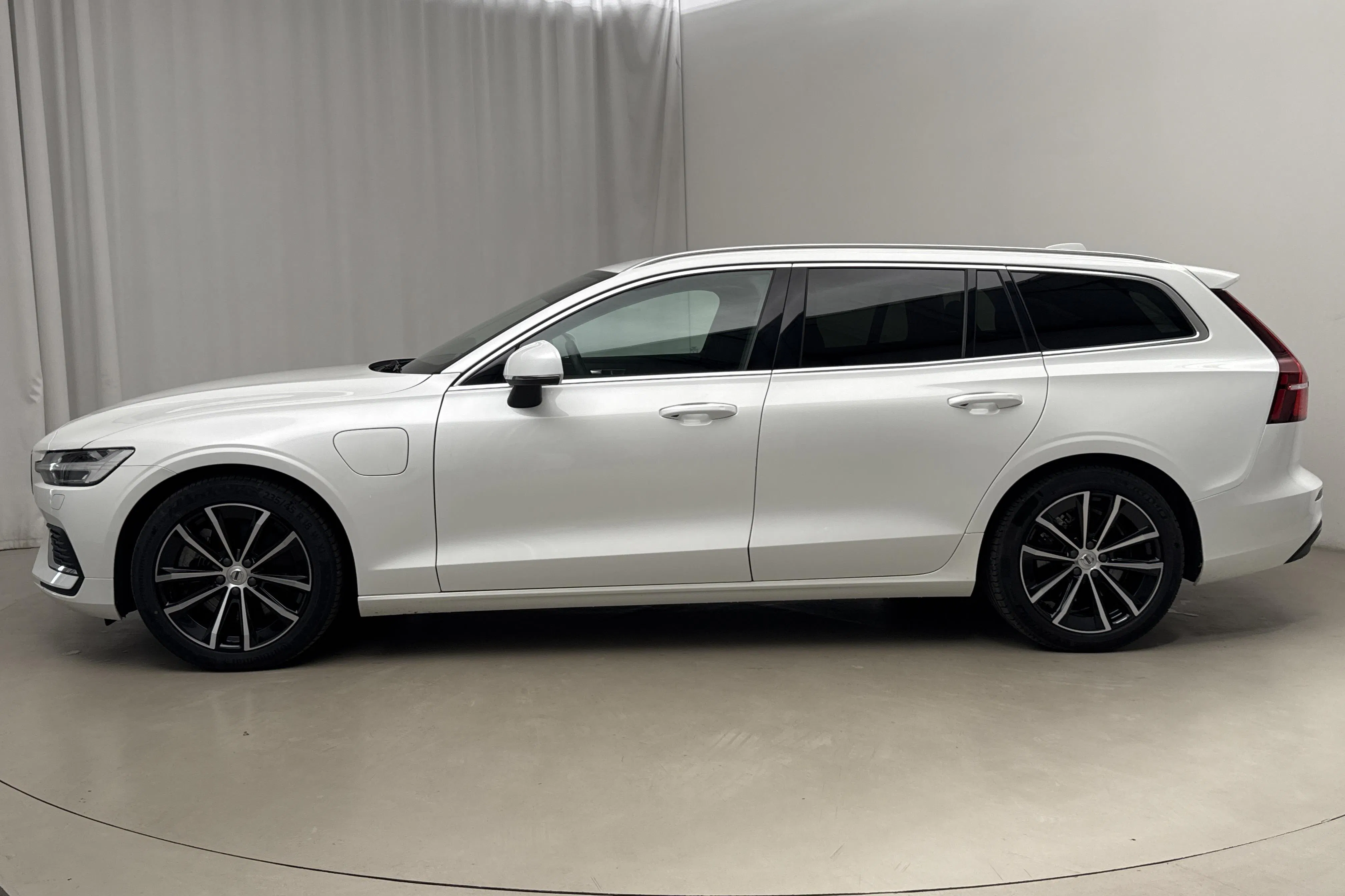 Presentationsfoto 2 av 25: Volvo V60 T6 AWD Recharge (350hk) - 4 229 mil - Automat - vit - 2025