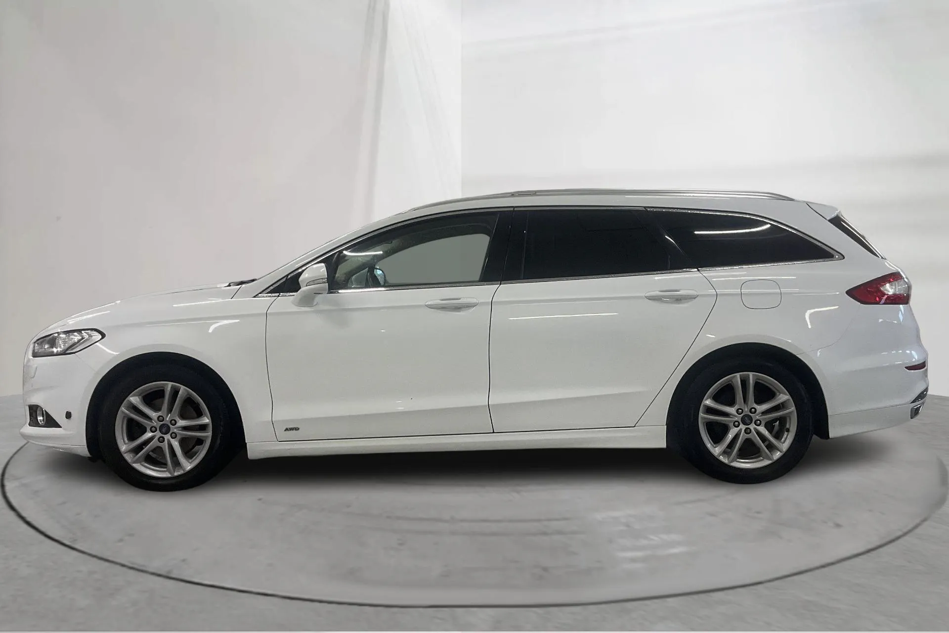 Presentationsfoto 2 av 23: Ford Mondeo 2.0 TDCi AWD Kombi (180hk) - 19 220 mil - Automat - vit - 2017