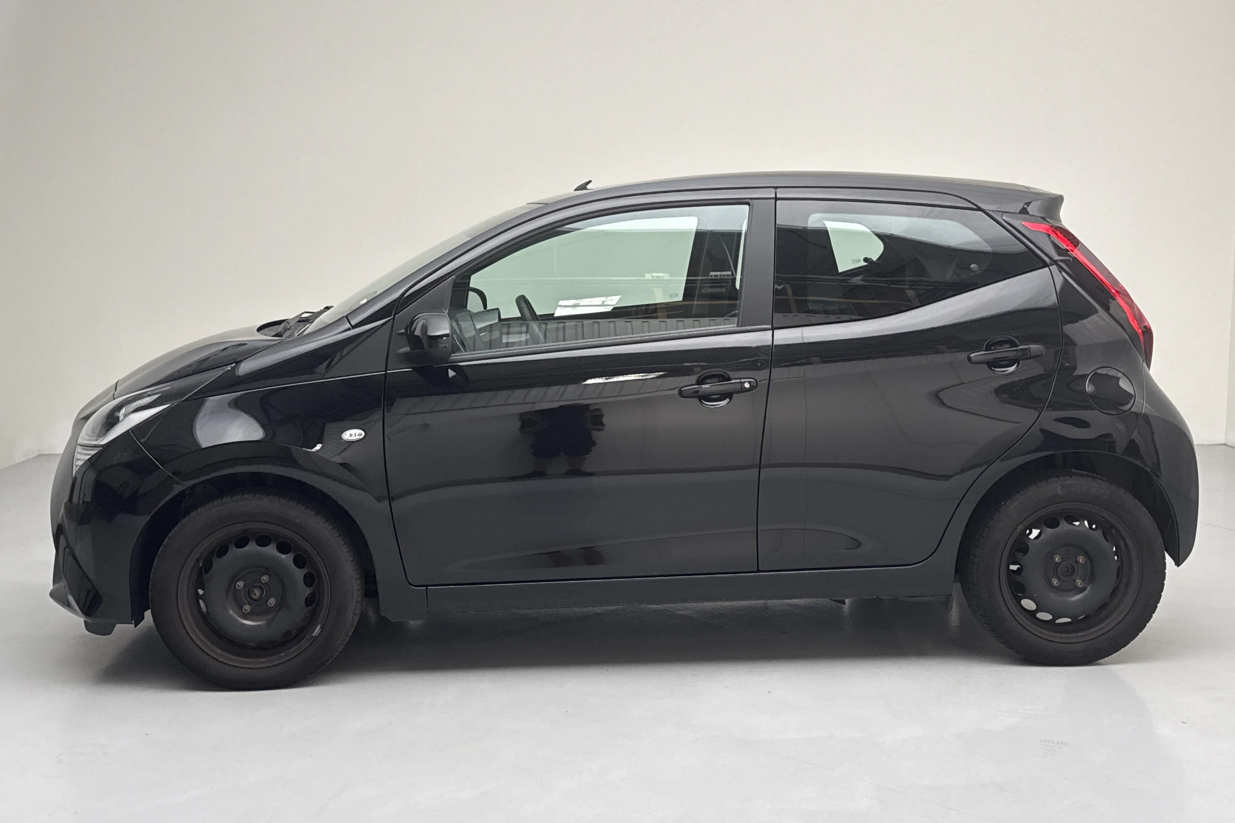 Presentation photo 2 of 14: Toyota Aygo 1.0 5dr (72hk) - 26 190 km - Automatic - black - 2020