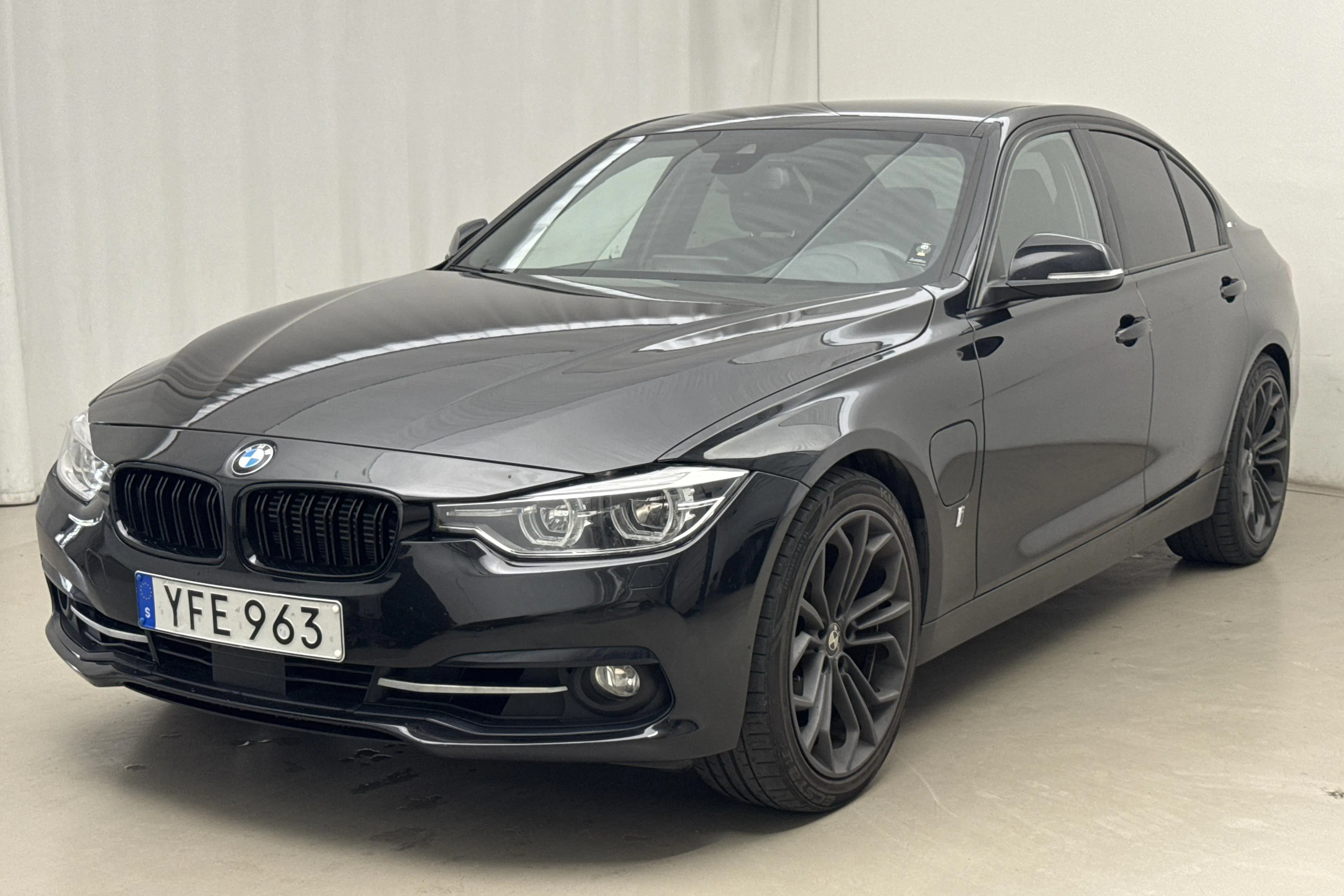 Presentation photo 1 of 19: BMW 330e Sedan, F30 (252hk) - 93 140 km - Automatic - black - 2017