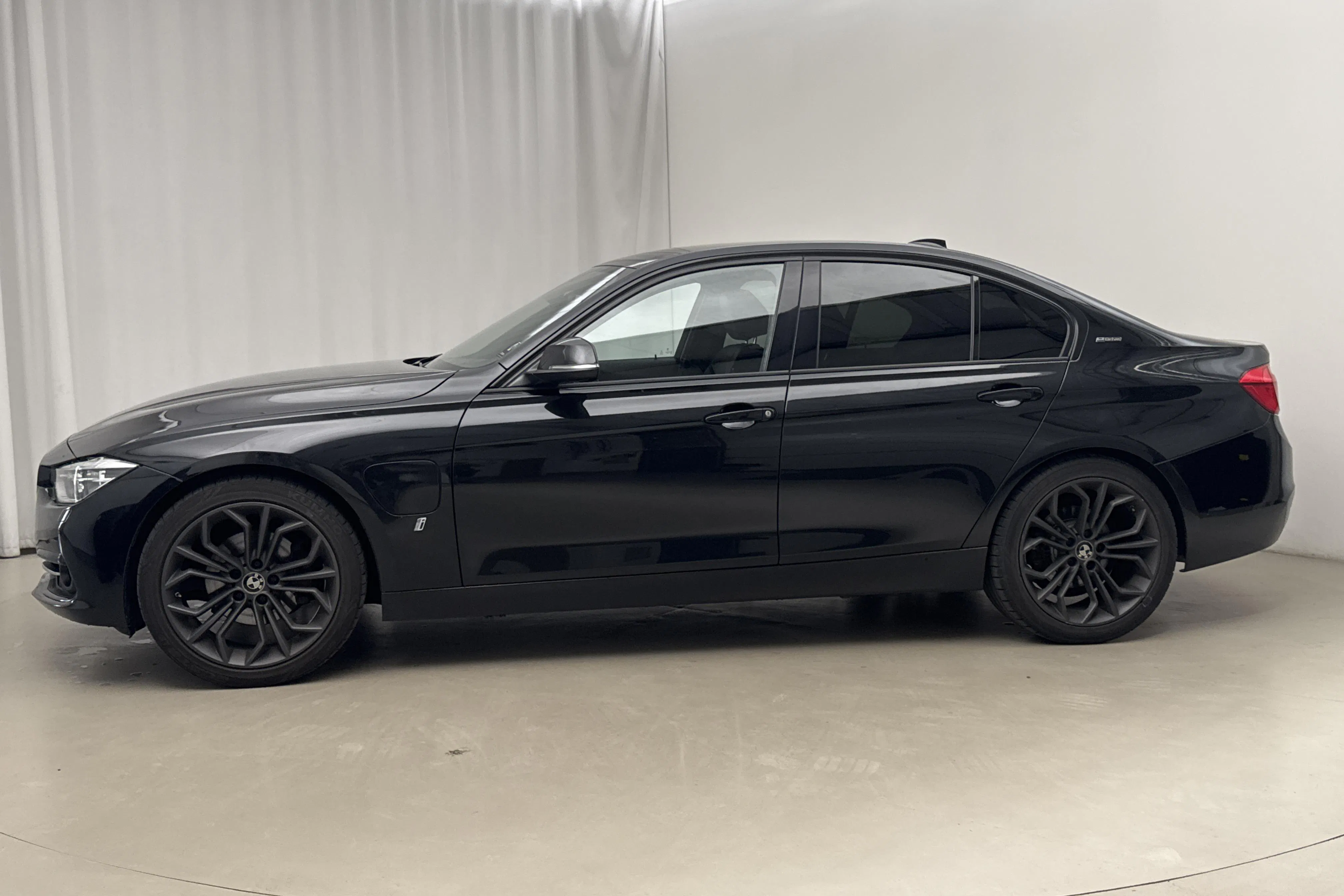 Presentation photo 2 of 19: BMW 330e Sedan, F30 (252hk) - 93 140 km - Automatic - black - 2017