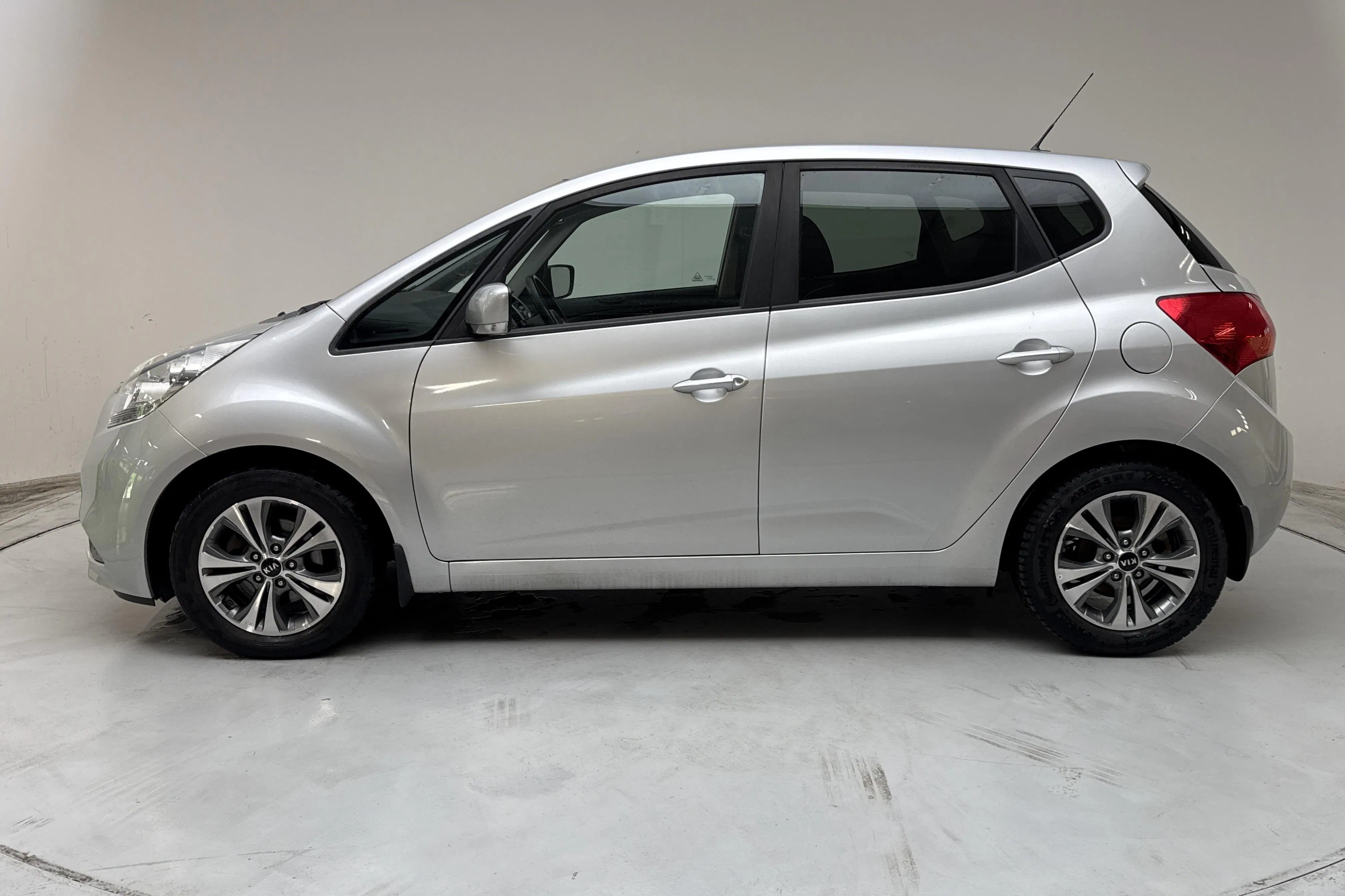 Presentation photo 2 of 12: KIA Venga 1.6 (126hk) - 72 650 km - Automatic - gray - 2018