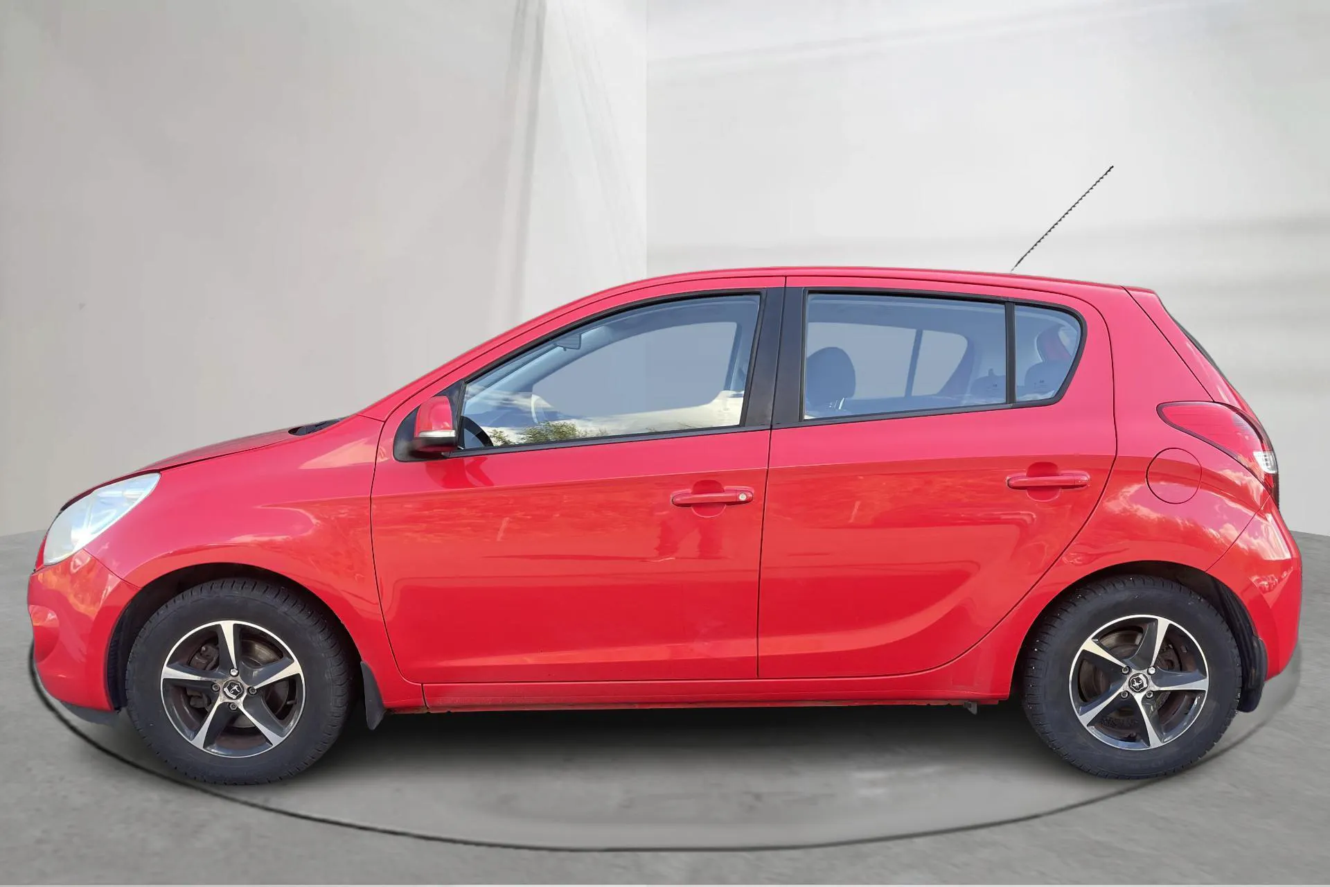 Presentationsfoto 2 av 13: Hyundai i20 1.2 (78hk) - 14 244 mil - Manuell - röd - 2011
