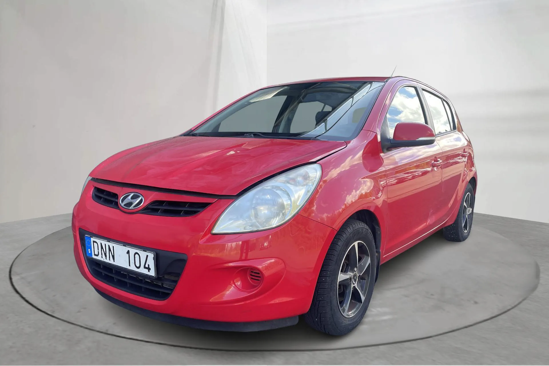 Presentationsfoto 1 av 13: Hyundai i20 1.2 (78hk) - 14 244 mil - Manuell - röd - 2011