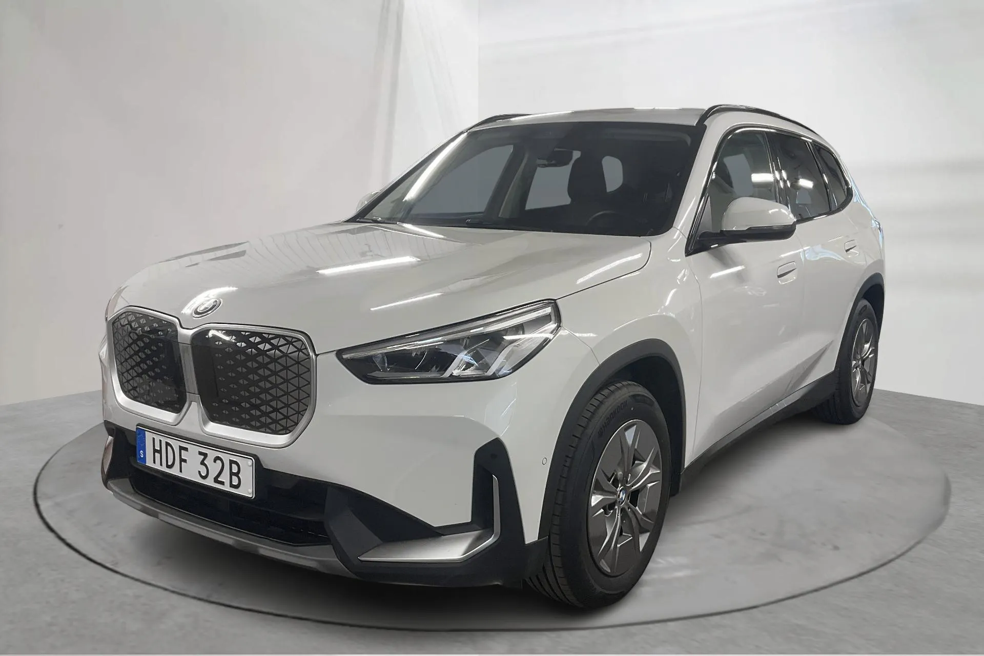 Presentationsfoto 1 av 21: BMW iX1 xDrive30, U11 (313hk) - 661 mil - Automat - vit - 2026