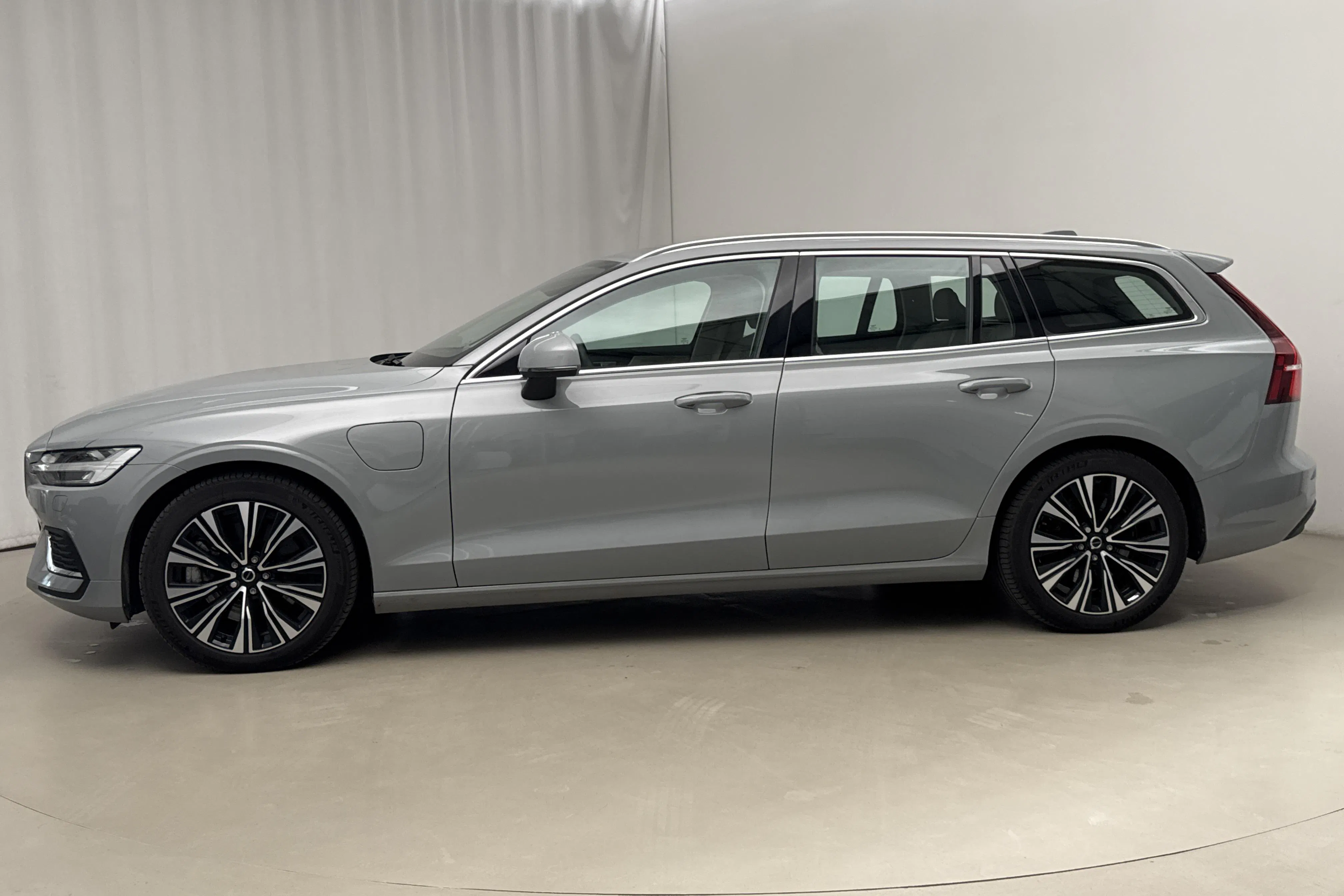 Presentation photo 2 of 26: Volvo V60 T6 AWD Recharge (350hk) - 75 390 km - Automatic - gray - 2024