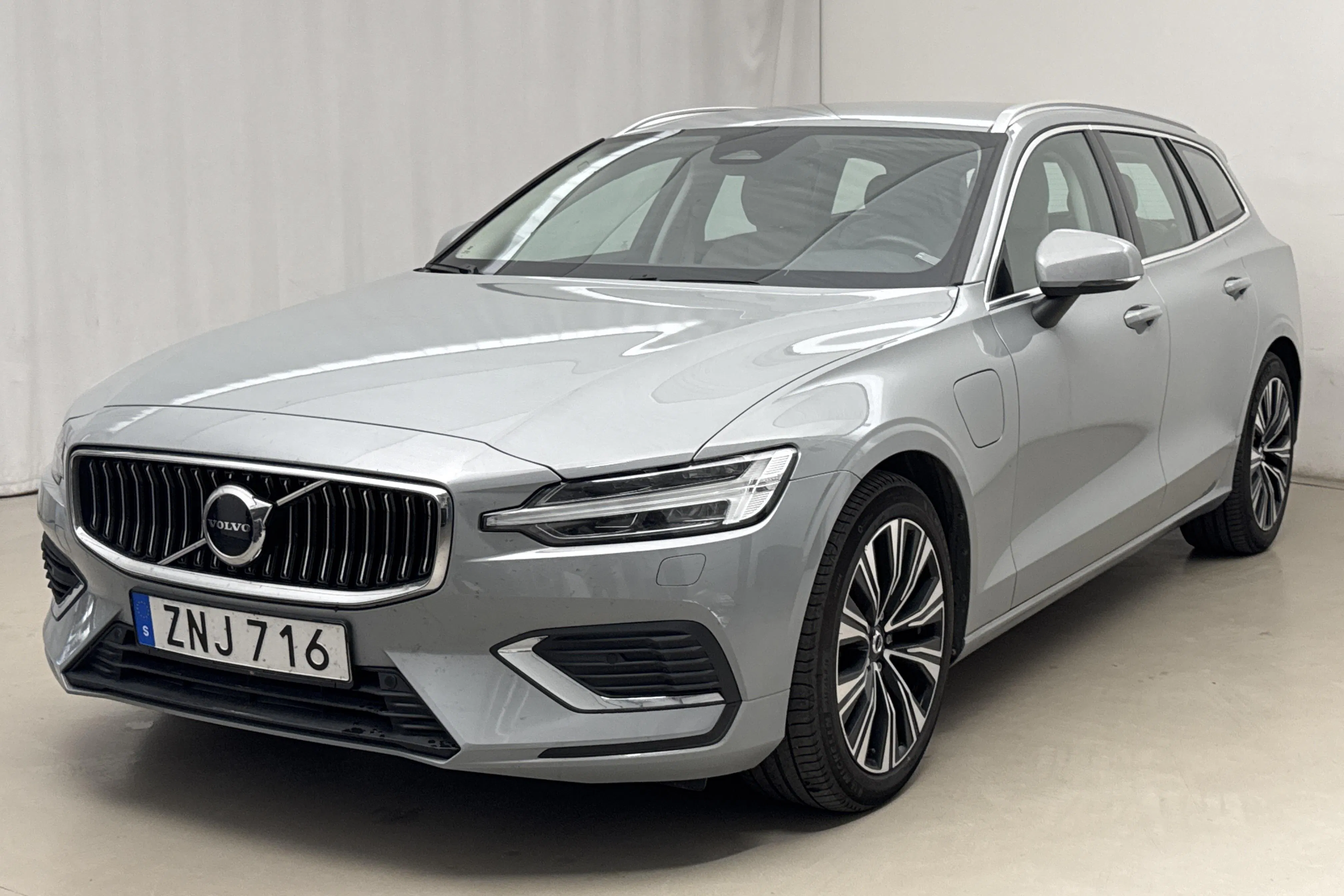 Presentation photo 1 of 26: Volvo V60 T6 AWD Recharge (350hk) - 75 390 km - Automatic - gray - 2024