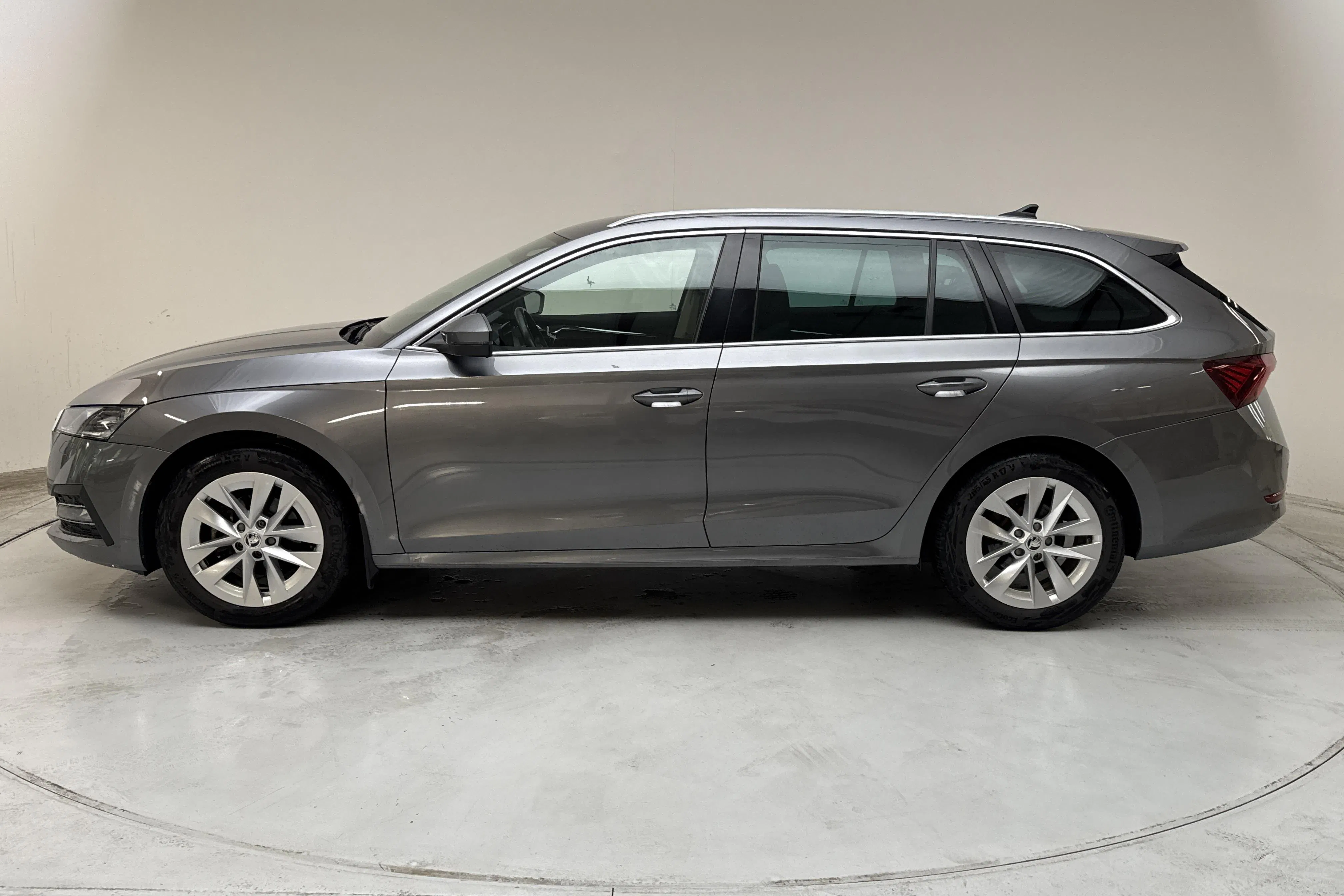 Presentationsfoto 2 av 13: Skoda Octavia TSI e-Tec mHEV Combi (110hk) - 10 746 mil - Automat - grå - 2023