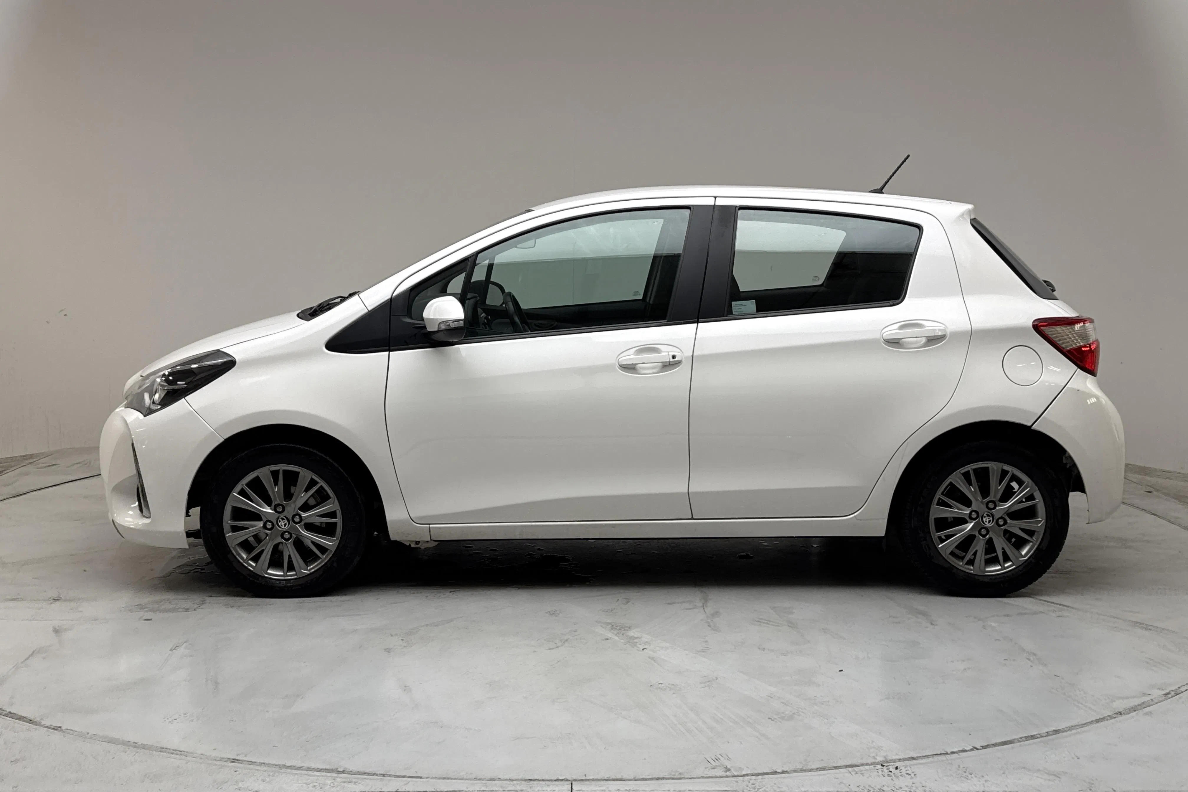 Presentationsfoto 2 av 13: Toyota Yaris 1.5 Hybrid 5dr (101hk) - 12 183 mil - Automat - vit - 2019