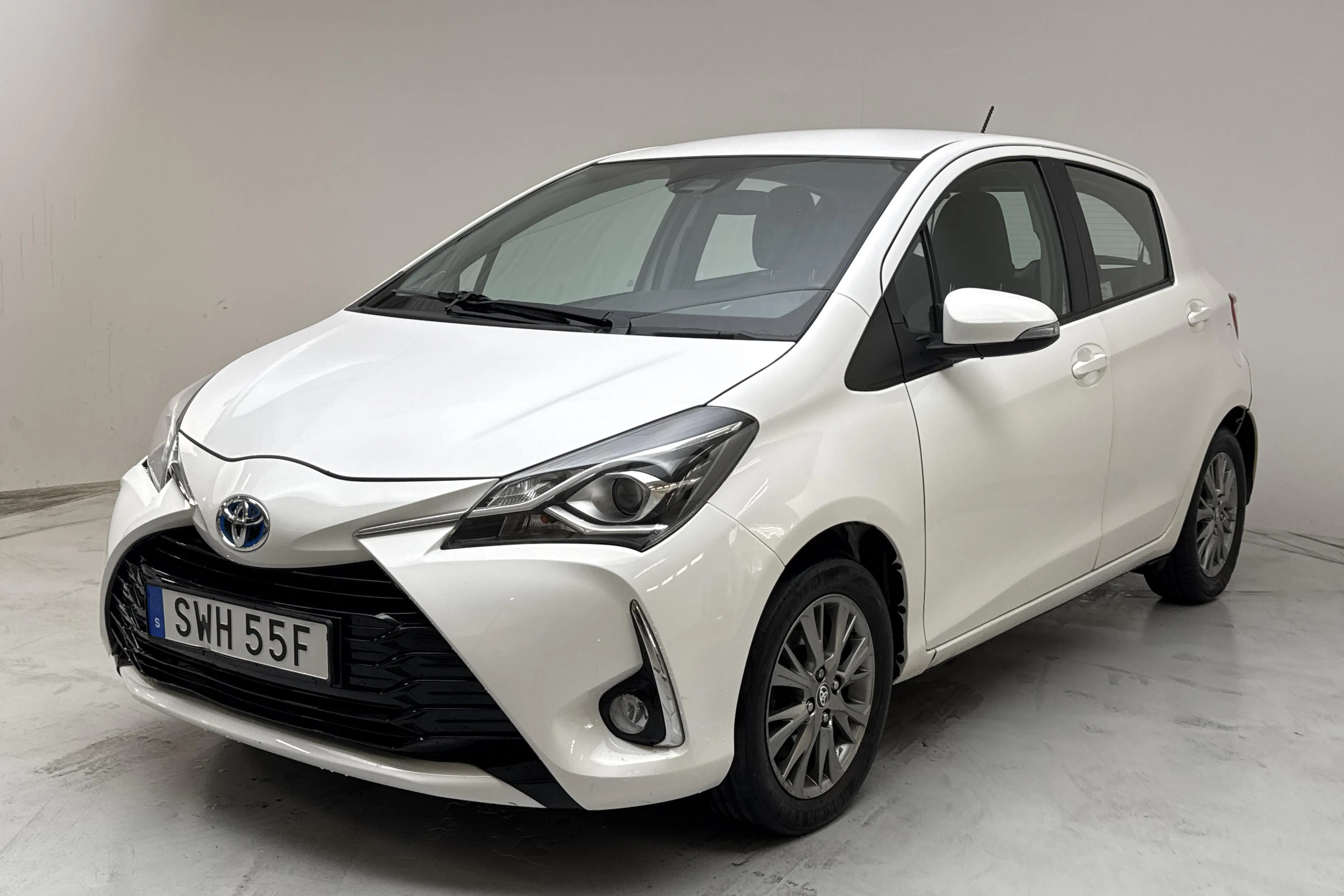 Presentationsfoto 1 av 13: Toyota Yaris 1.5 Hybrid 5dr (101hk) - 12 183 mil - Automat - vit - 2019